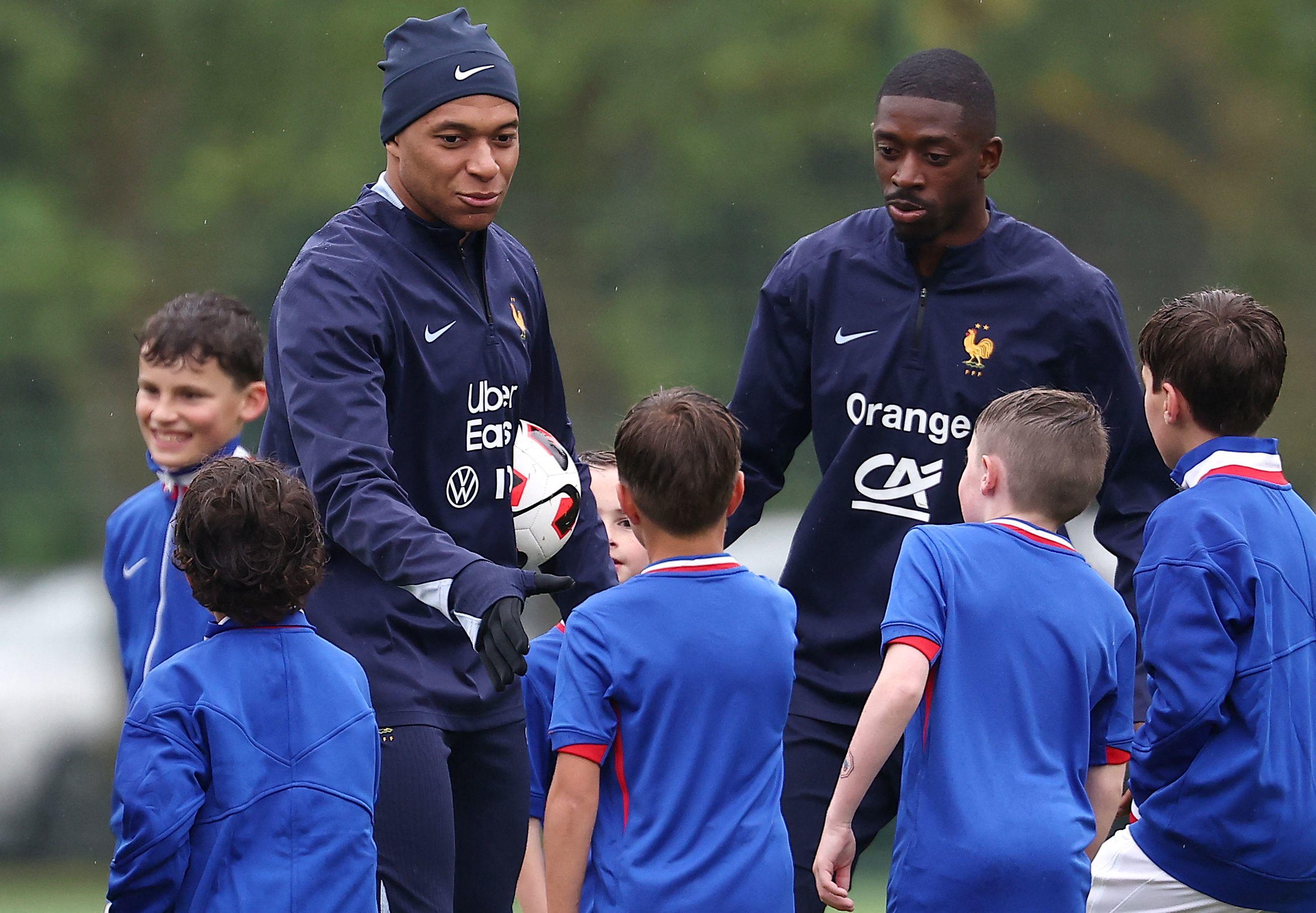 Les joueurs de l'équipe de France se sont entraînés avec des enfants, ce samedi à Clairefontaine. AFP/FRANCK FIFE