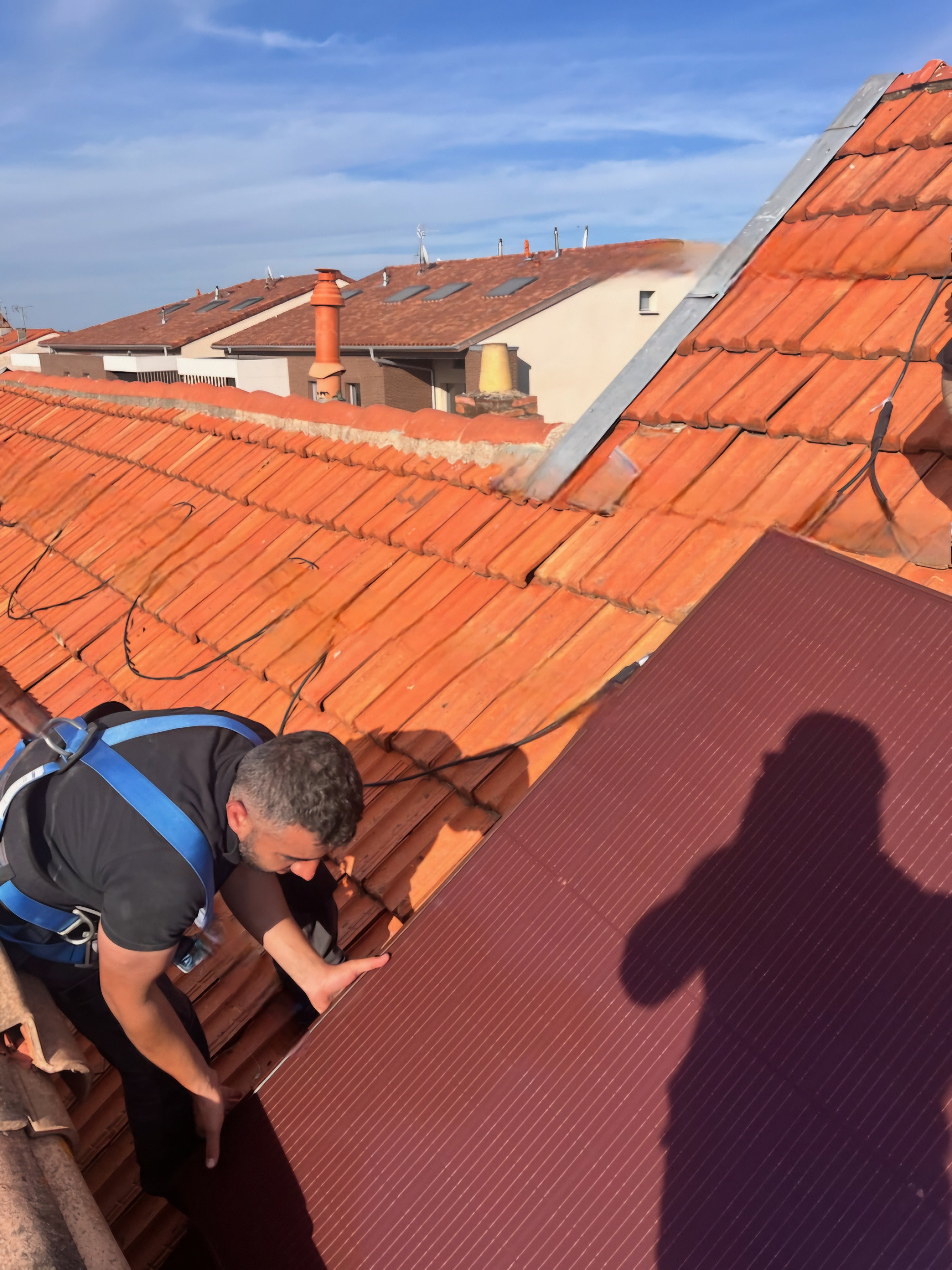 Pour la première fois, des panneaux photovoltaïques sont installés à Toulouse, près de monuments historiques. Crédit Qatiris