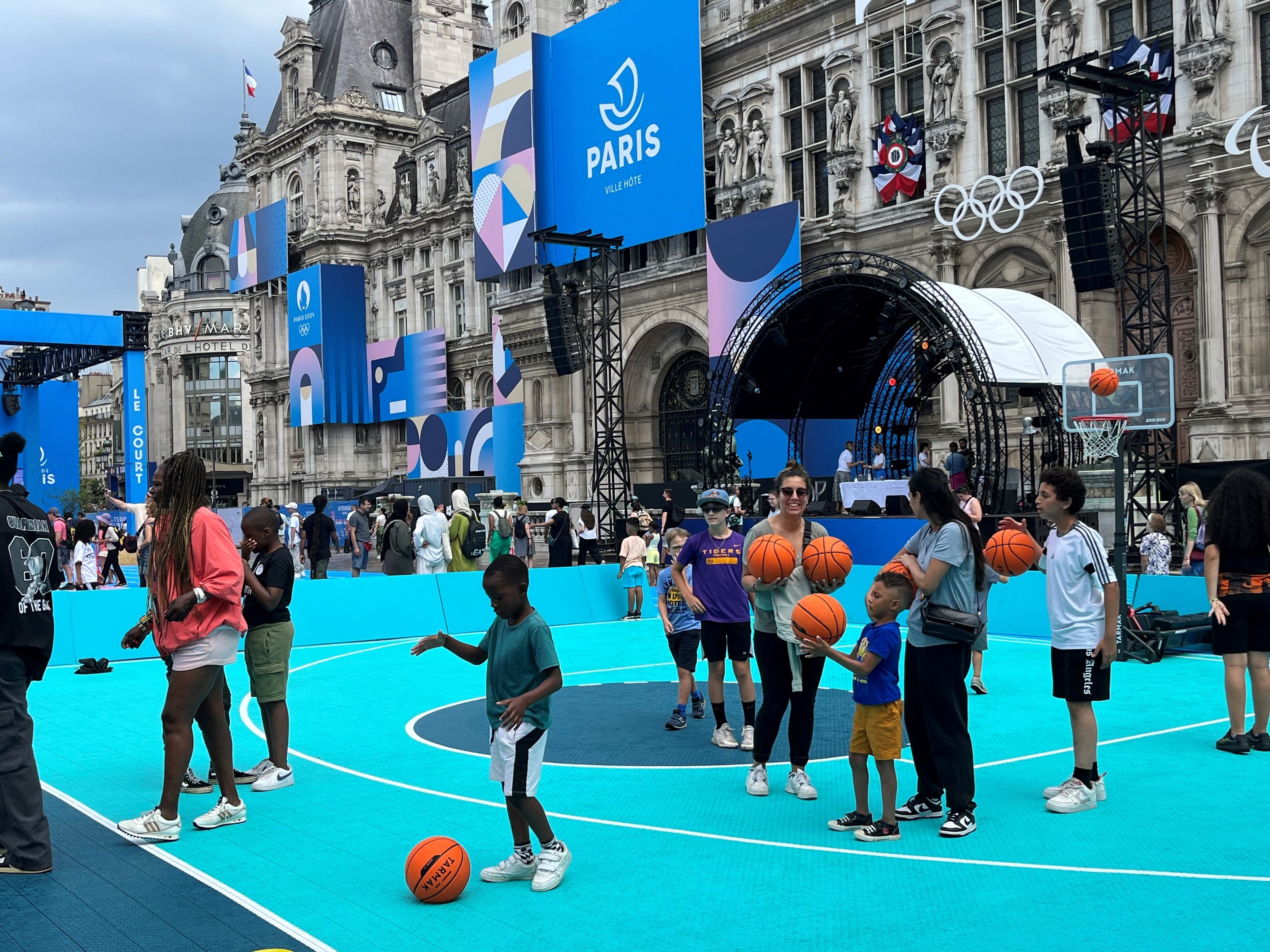 Hôtel de Ville (Paris IVe), le 20 juillet. La fan-zone accueille deux terrains multisports, dont le basket, un dojo, une piste d'athlétisme, un terrain de pétanque et un mur d'escalade. LP/Laurence Allezy