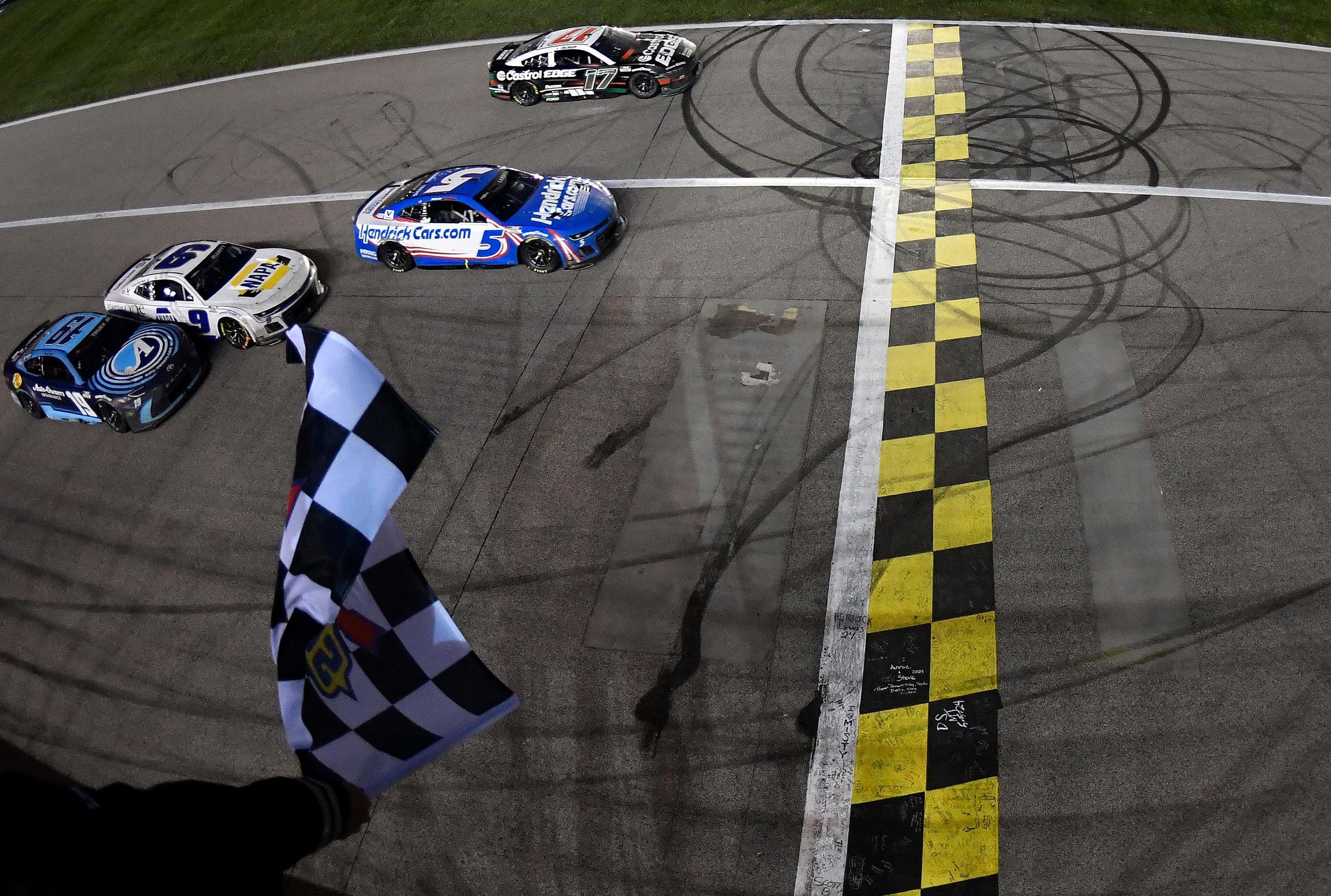 La NASCAR série s'est jouée en moins d'une seconde ce dimanche à Kansas Speedway. Getty Images via AFP