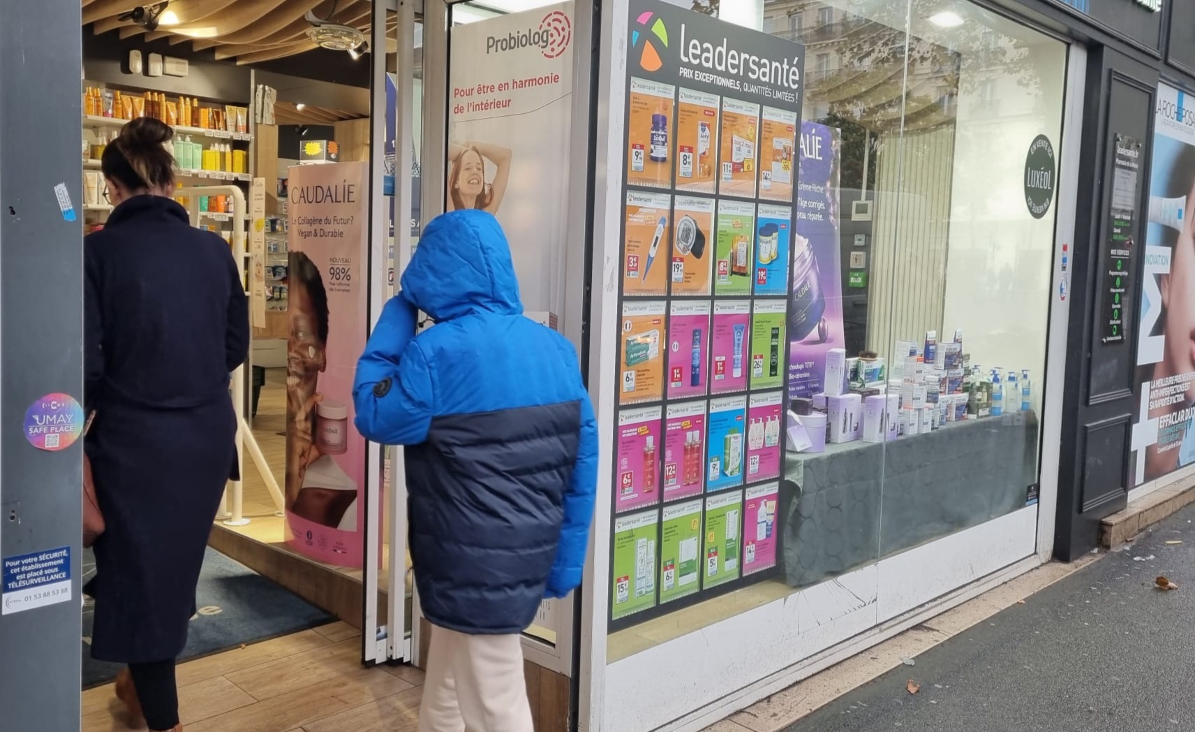 Clichy (Hauts-de-Seine), le 18 octobre 2023. Les commerces référencés par l'application Umay sont également identifiables par un sticker à l'entrée, comme ici, sur la gauche de la porte de la pharmacie de la mairie. LP/Anne-Sophie Damecour