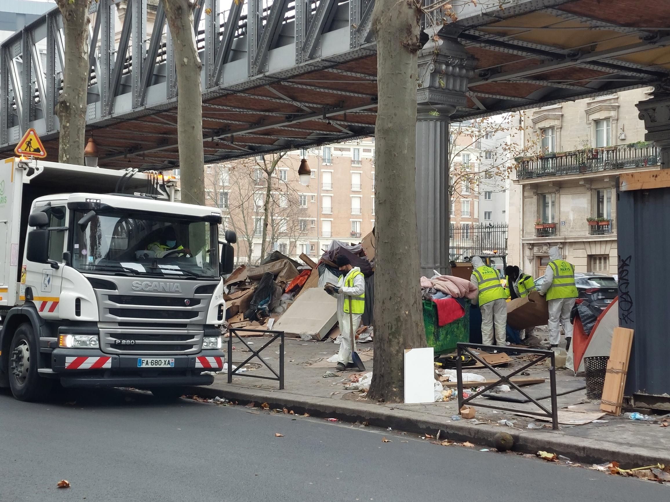 Paris. Au petit matin ce vendredi, 771 personnes ont été évacuées du campement du boulevard de la Chapelle et prises en charge. Le nettoyage et la protection du site ont été entrepris aussitôt après le départ des derniers migrants. LP/E.S.