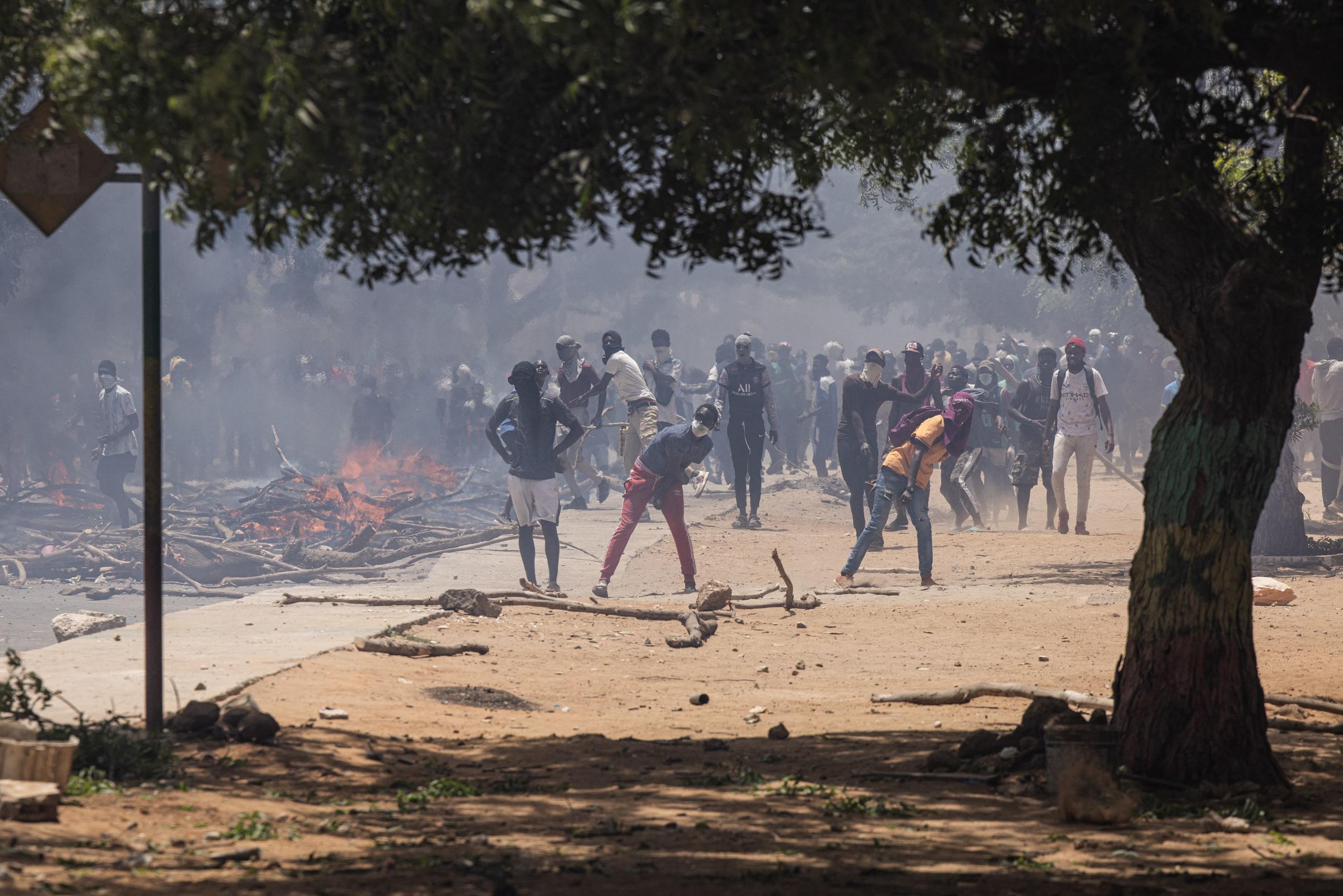 Des groupes de jeunes ont attaqué des biens publics en plusieurs points de la capitale. AFP/John Wessels