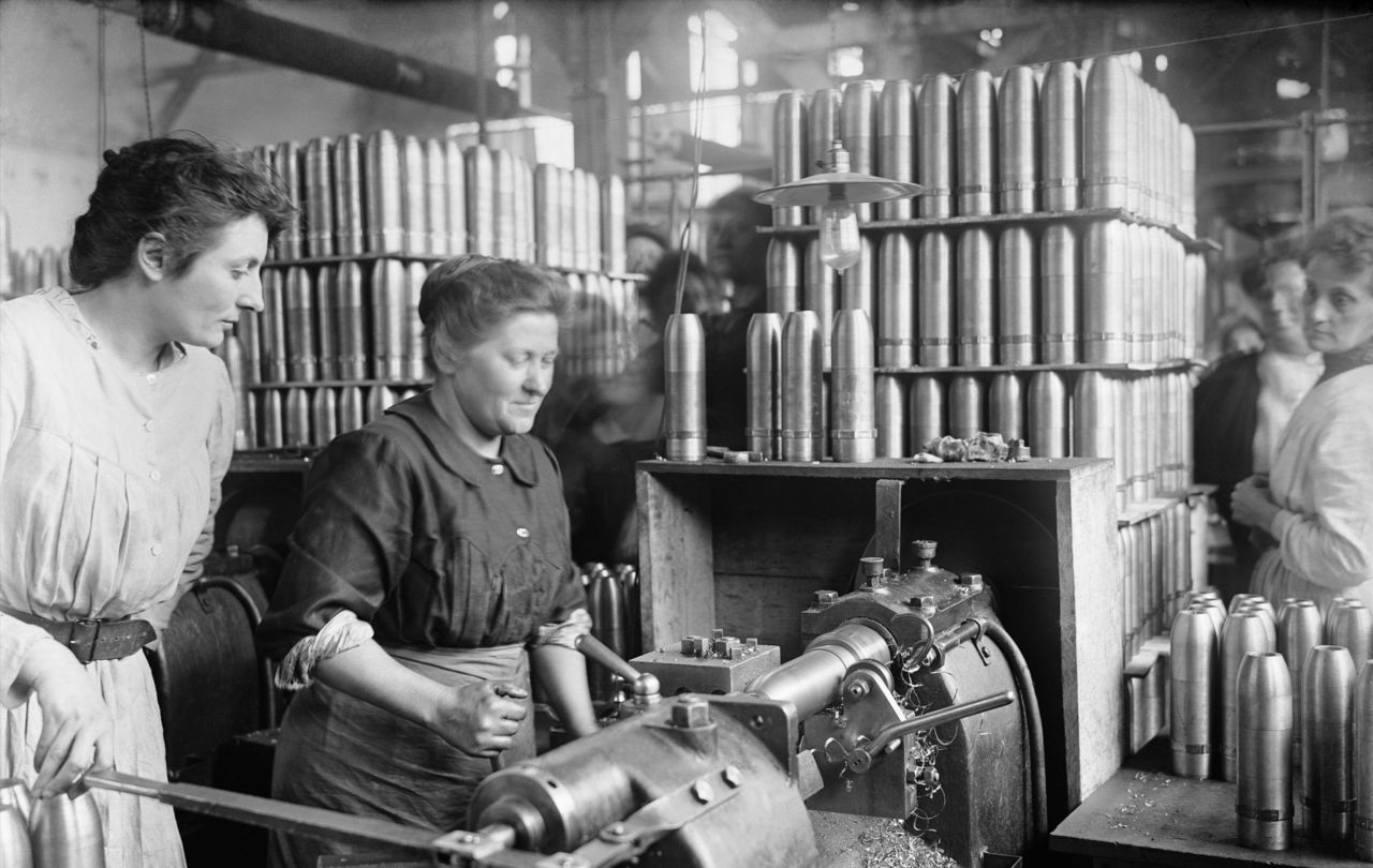 <b></b> Illustration. Pendant la Première Guerre mondiale, les femmes ont souvent servi d’ouvrières dans les usines fabriquant les obus. 