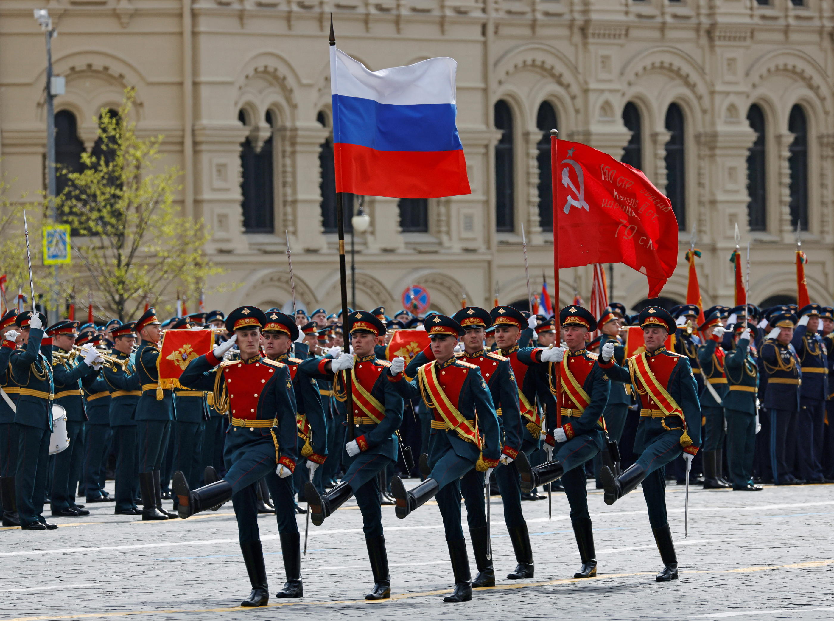La traditionnelle parade militaire prévue sur la place Rouge à Moscou, qui célèbre la victoire soviétique contre l’Allemagne nazie lors de la Seconde Guerre mondiale, est maintenue. Reuters/Maxim Shemetov