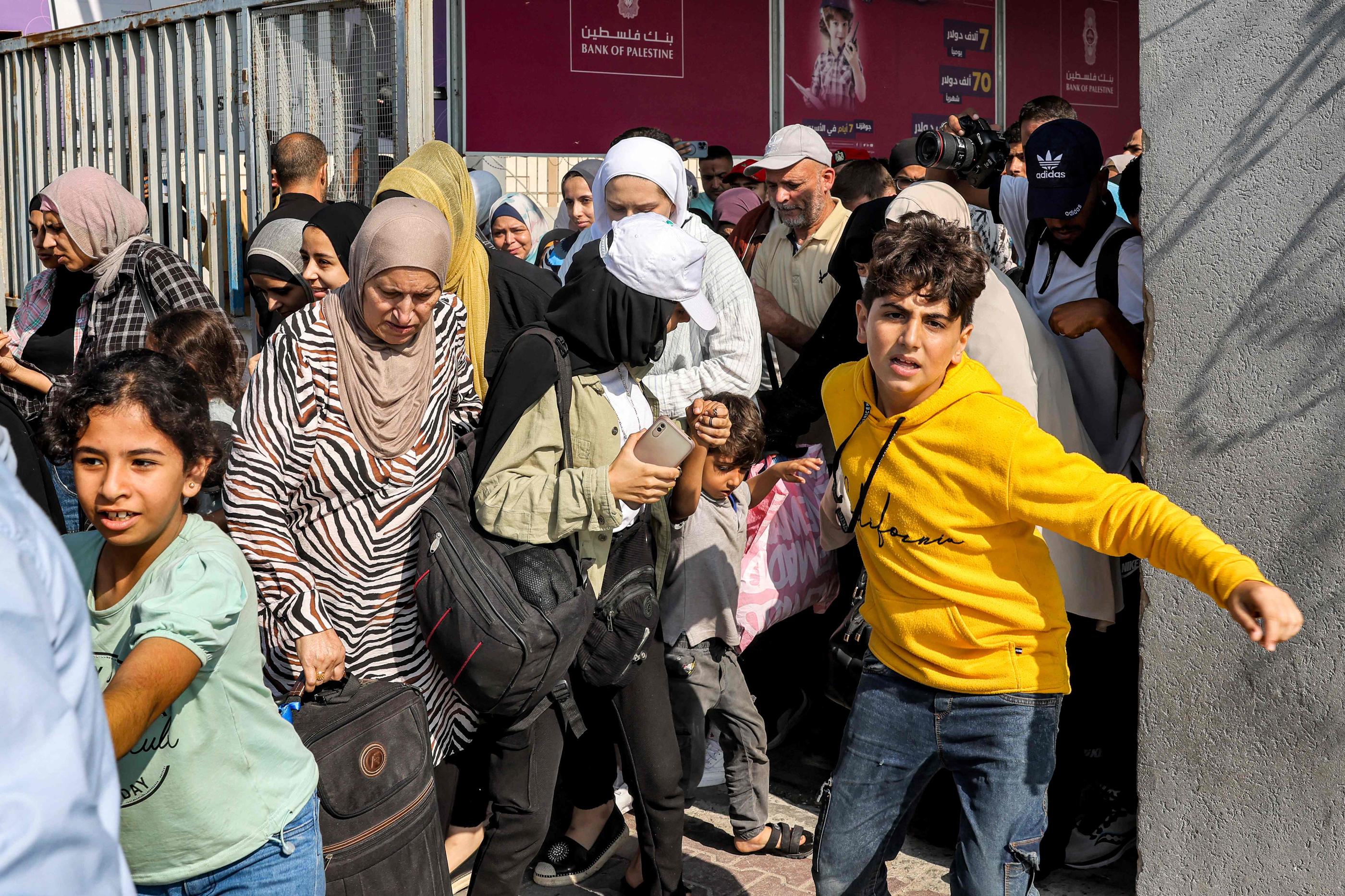 « Le terminal de Rafah sera de nouveau ouvert jeudi pour permettre le passage de plus d’étrangers et de binationaux », a indiqué une source au sein des services de sécurité égyptiens. AFP/Mohamed Abed