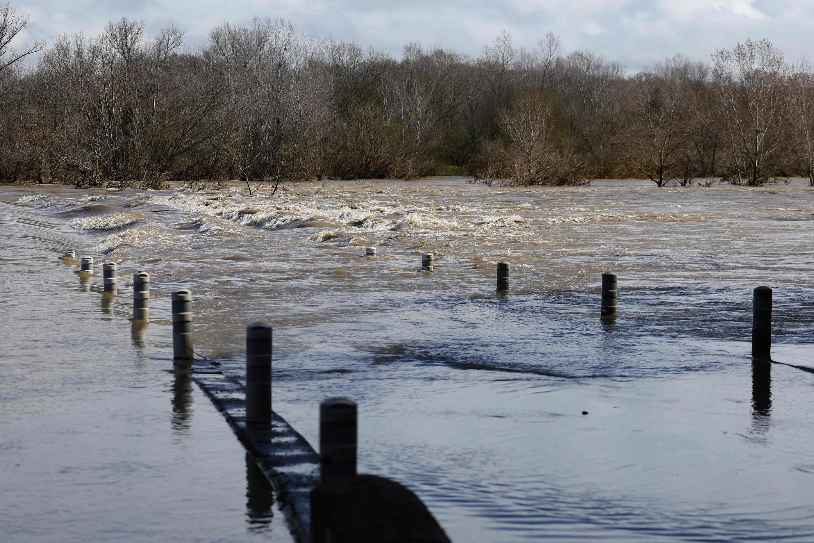 Les cours d’eaux qui ont débordé, le Gardon (ici sur la photo à Dions) et la Cèze notamment, sont connus pour être « des bassins-versants qui accélèrent le paroxysme des crues en quelques heures». AFP/Clément Mahoudeau