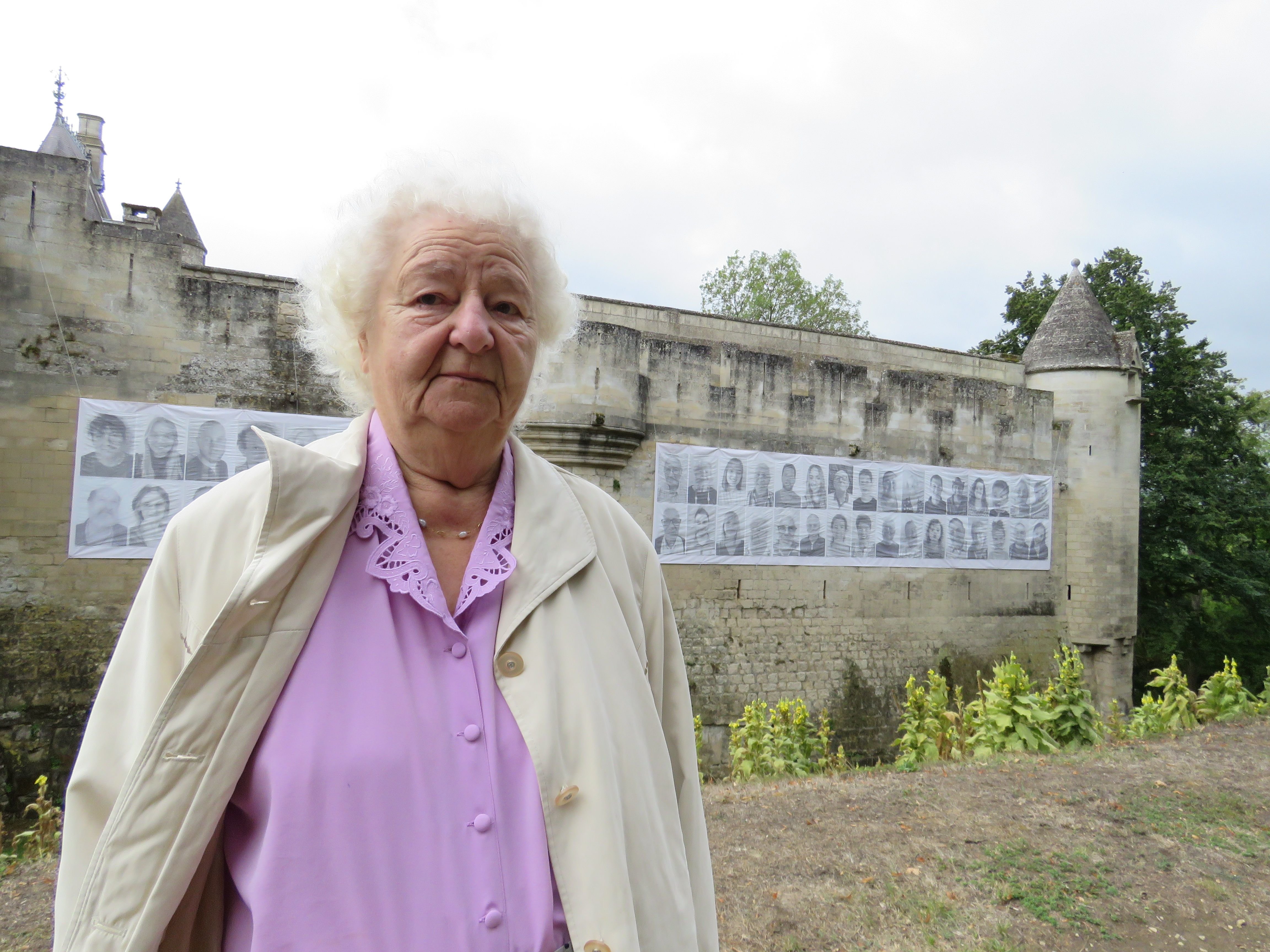 Donjon de Vez (Oise), jeudi 8 septembre. Amélina Vercleyen, 84 ans, fait partie des 108 visages qui représentent le Valois dans cette exposition initiée par l'artiste JR. LP/Stéphanie Forestier