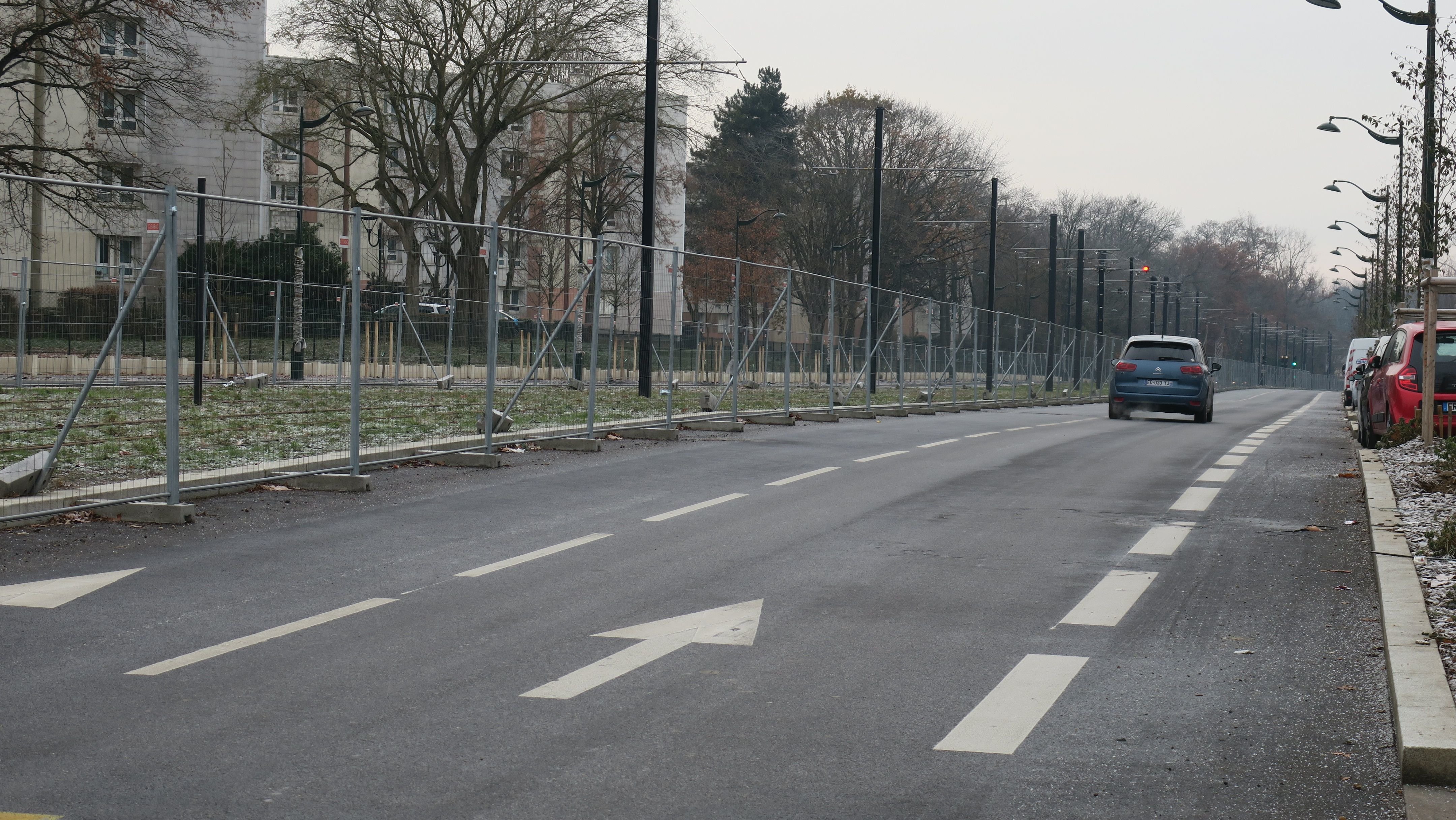 Le Plessis-Robinson (Hauts-de-Seine), le 18 décembre 2022. Le Collectif Vélo VSGP dénonce la non-conformité des bandes cyclables en train d'être aménagées. Leur largeur ne respecte pas, selon eux, la taille préconisée par les experts. LP/H.D.