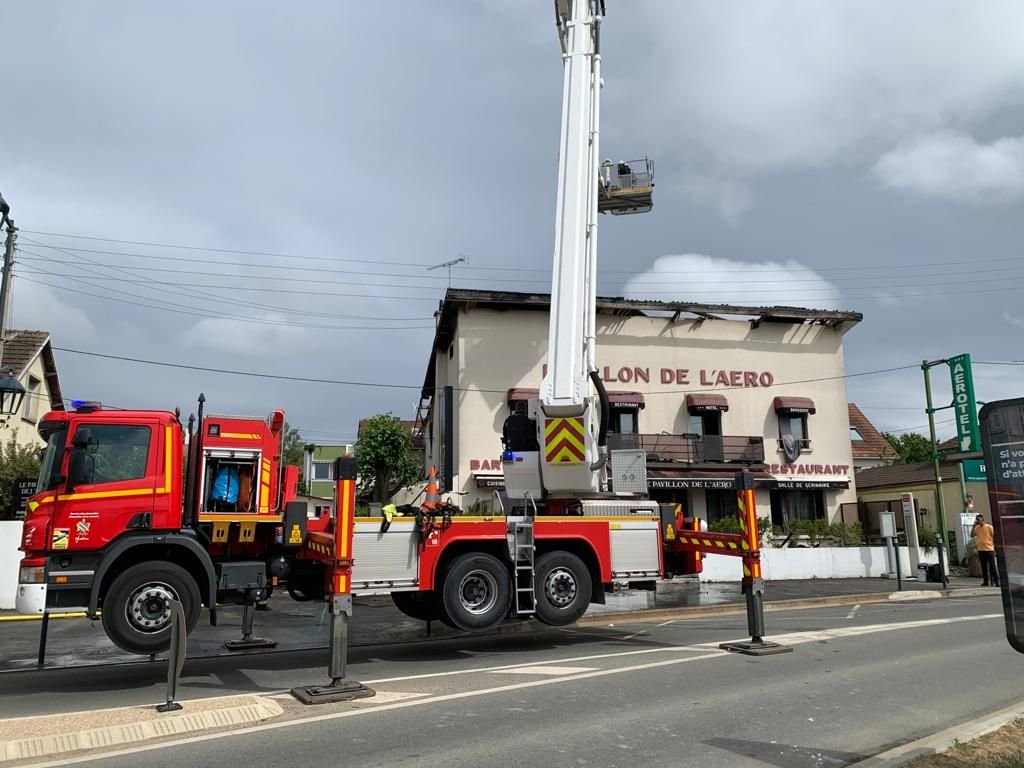 Saint-Cyr-l'Ecole, ce mardi. Des batteries de trottinette électrique se sont embrasées et ont mis le feu à l'hôtel. Deux victimes ont été transférées dans des hôpitaux à Bordeaux et à Paris. LP/Maxime Laurent