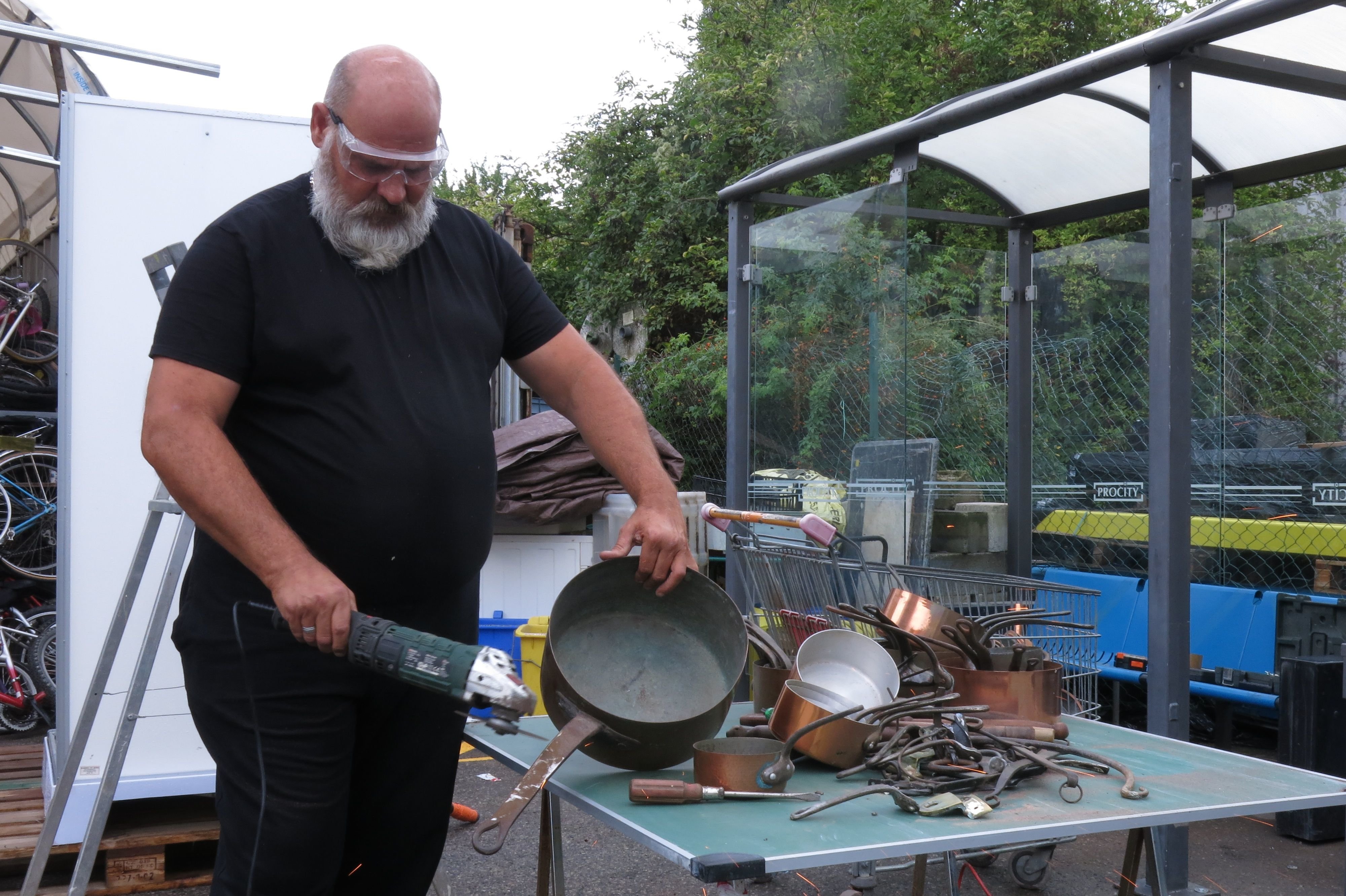 A Villers-Saint-Paul (Oise), Thierry, 51 ans, travaille depuis le 15 mars à la recyclerie où il sépare les métaux de différents objets qu'il reçoit pour ensuite les trier. LP/Paul Abran