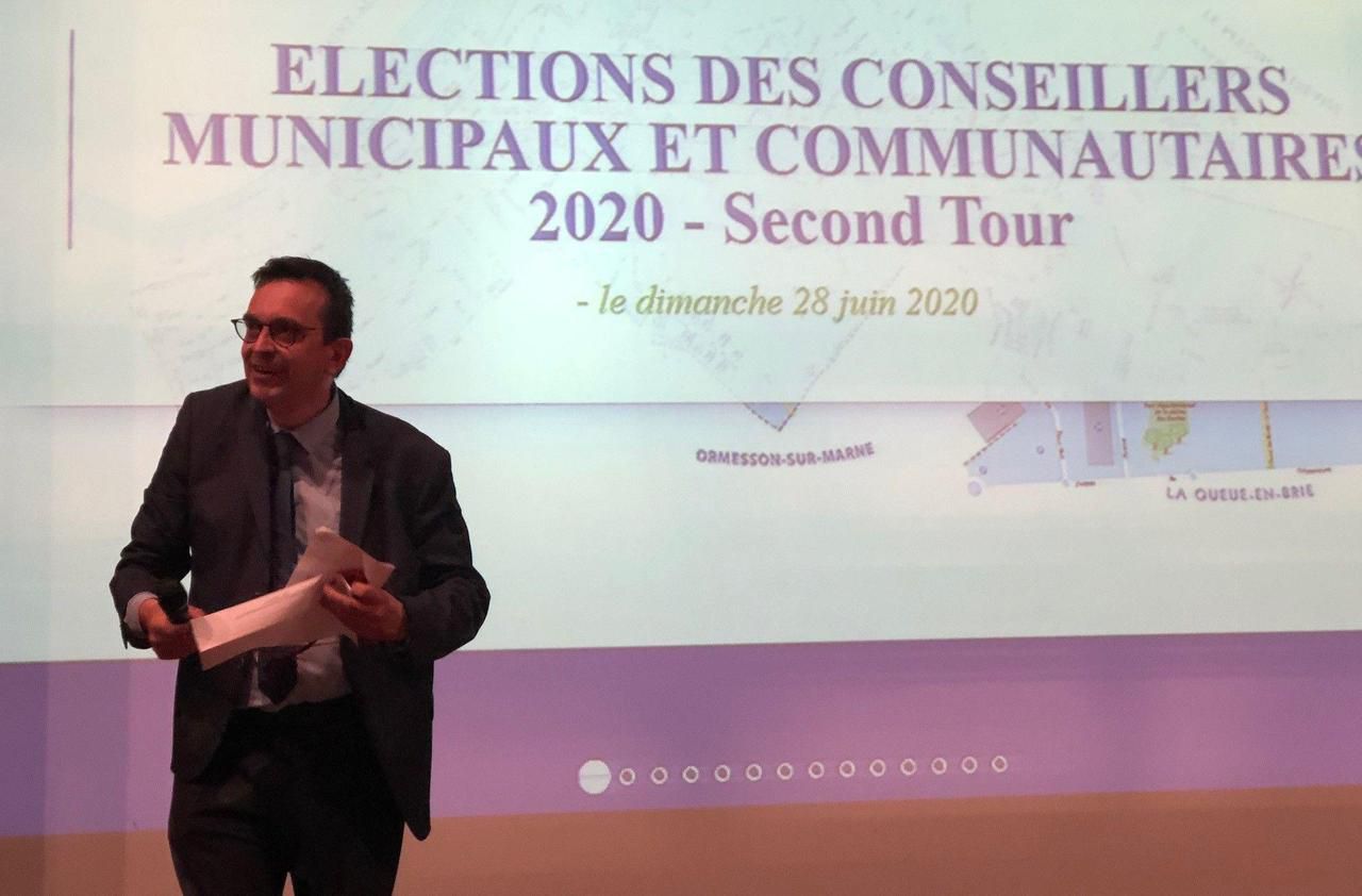 <b></b> Chennevières, le dimanche 28 juin. Jean-Pierre Barnaud, réélu maire (DVD), au moment de la proclamation des résultats.
