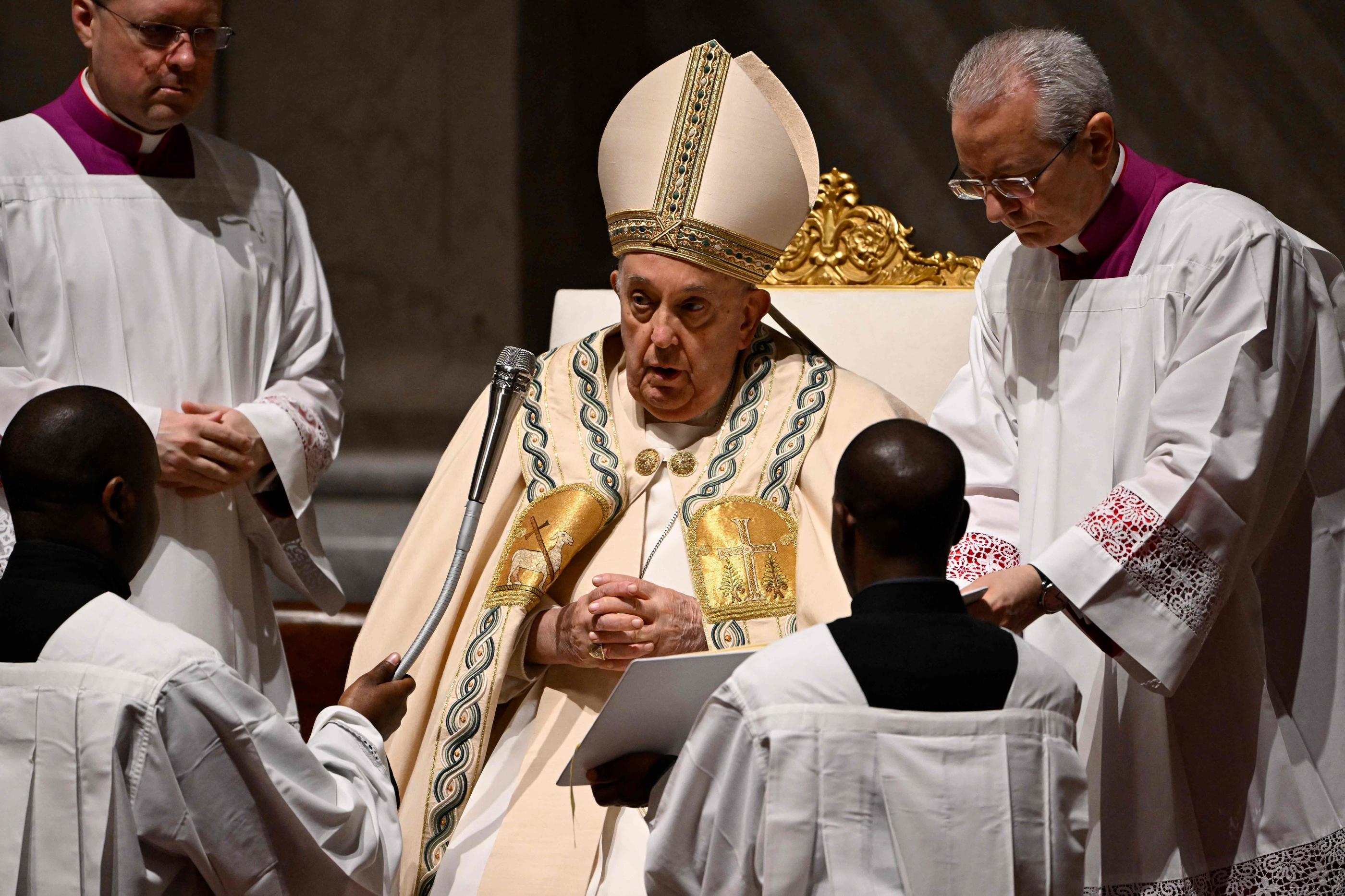 Le pape François a présidé samedi la veillée Pascale dans la basilique Saint-Pierre de Rome. AFP/Tiziana Fabi