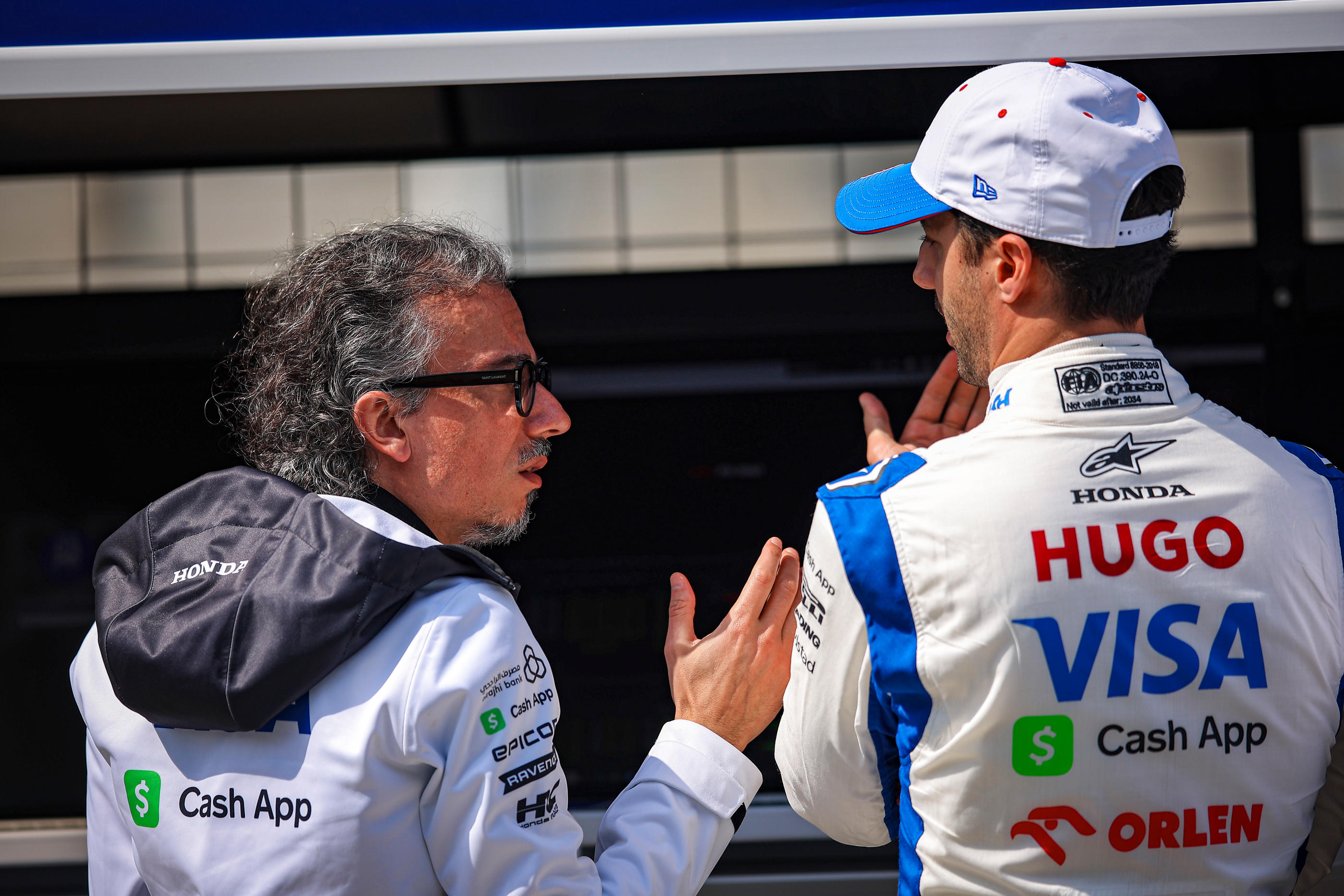 Laurent Mekies, patron de Racing Bulls, aux côtés de son pilote Daniel Ricciardo. Icon Sport/Hoch Zwei