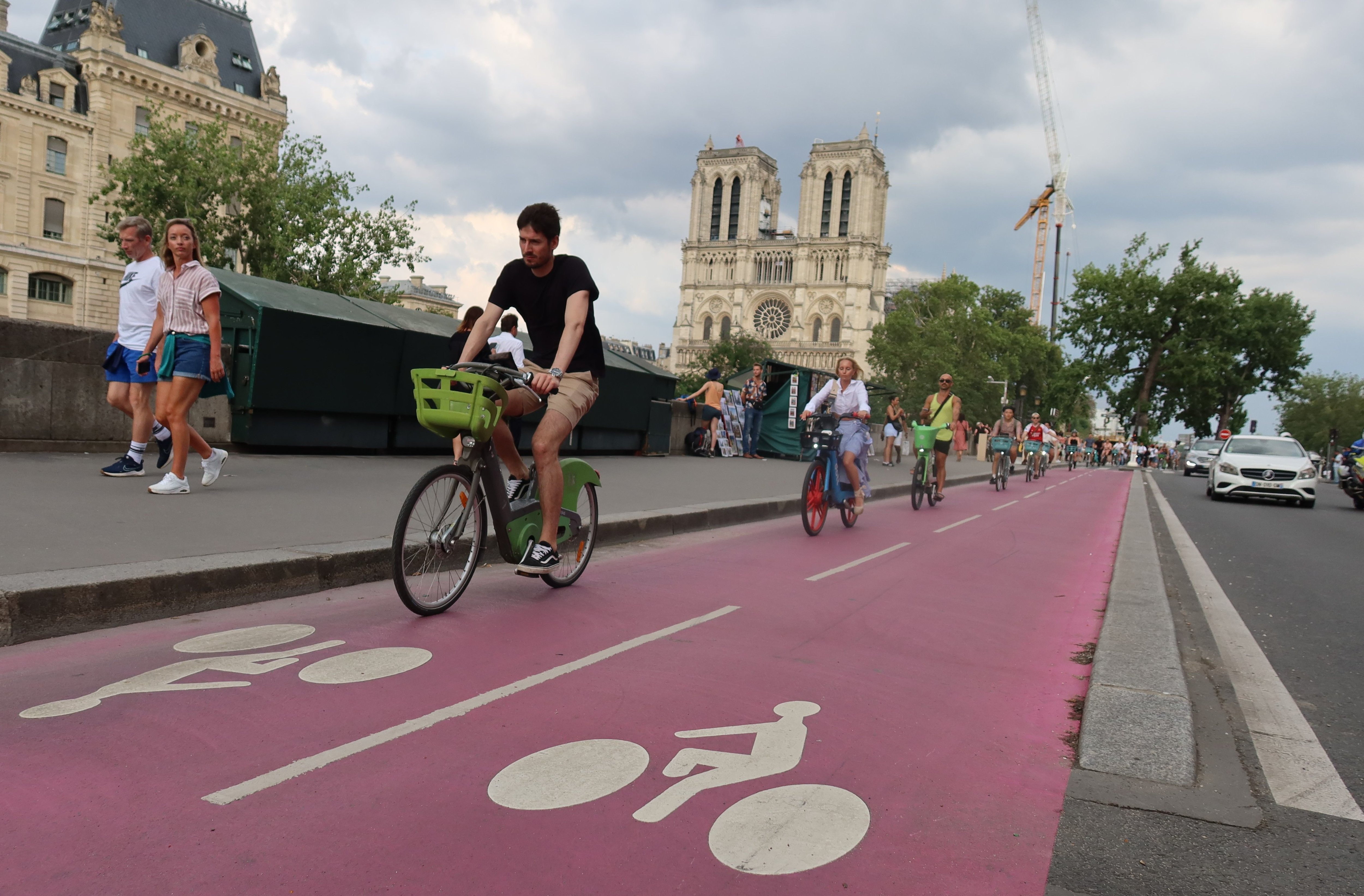 Pendant les JO, la Ville de Paris a déployé 30 km d’olympistes pour relier les sites des épreuves, dont profitent les touristes et les habitants. LP/Simon Gourru