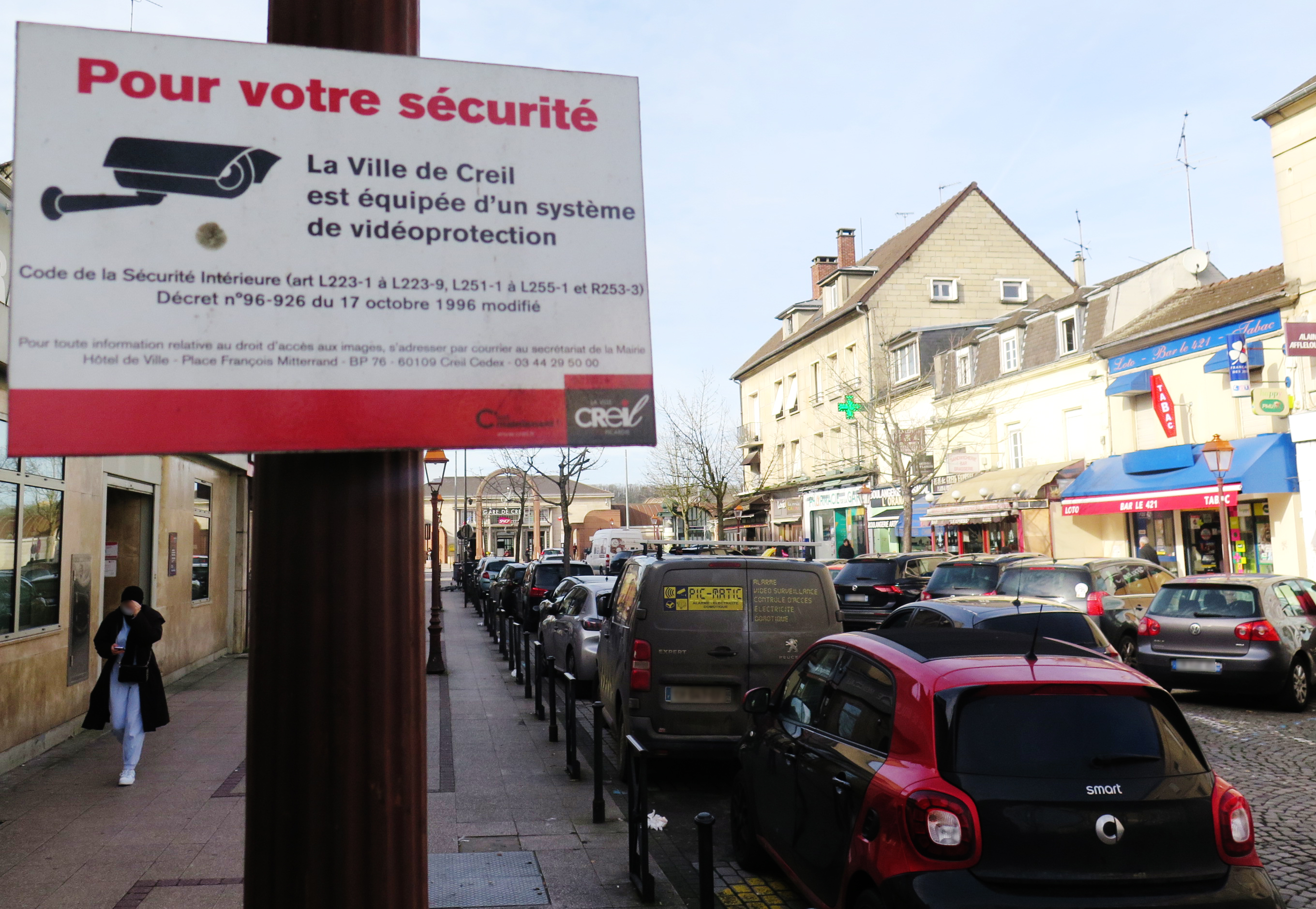 Creil (Oise), le 14 février. Un panneau d'information située dans l'avenue Jules-Uhry prévient les habitants et usagers de la route qu'ils sont filmés. LP/Radidja Cieslak