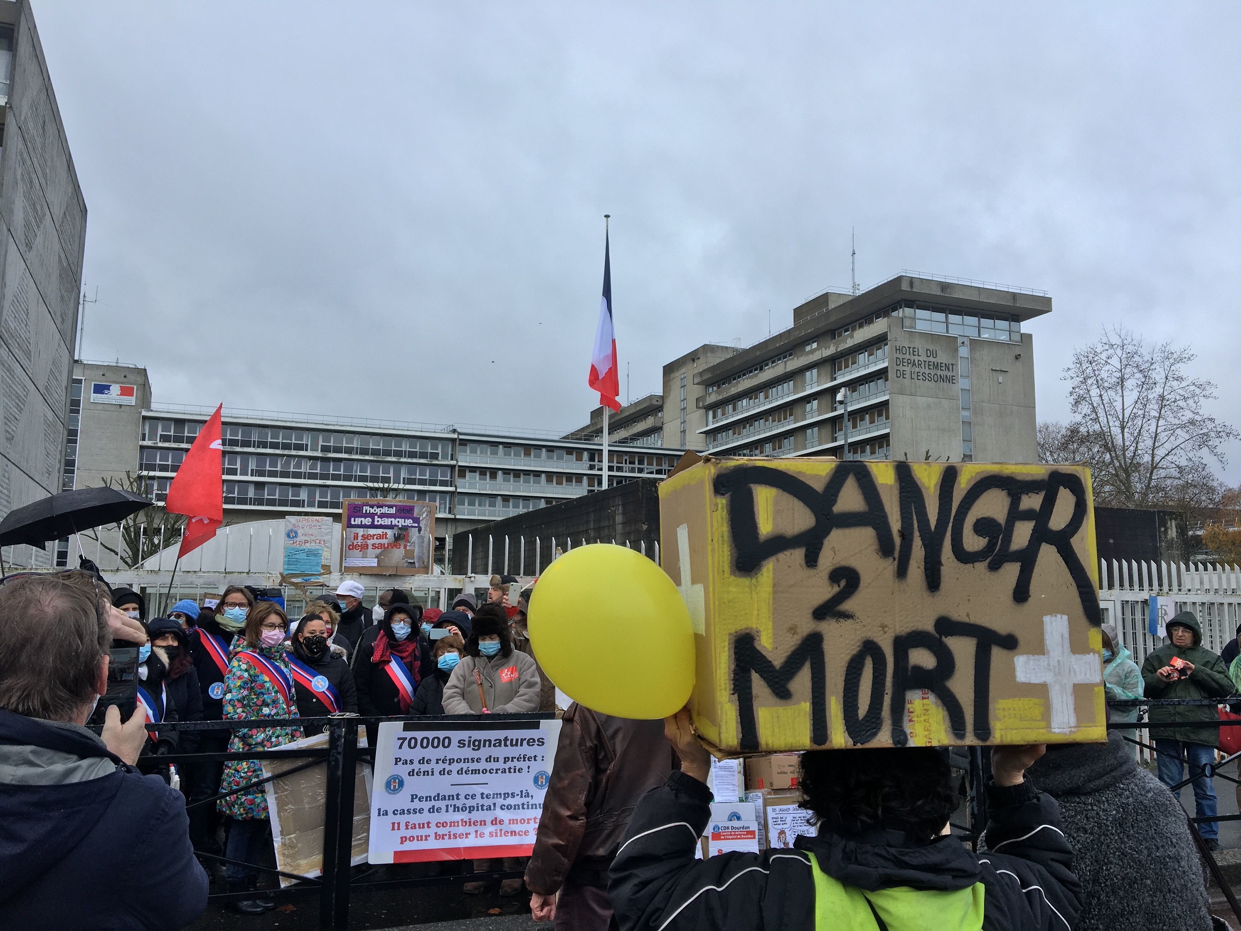 Evry-Courcouronnes, ce samedi. Le Comité de défense des hôpitaux de Juvisy, Orsay et Longjumeau s'est réuni devant la préfecture de l'Essonne pour se faire entendre. LP/Bartolomé Simon