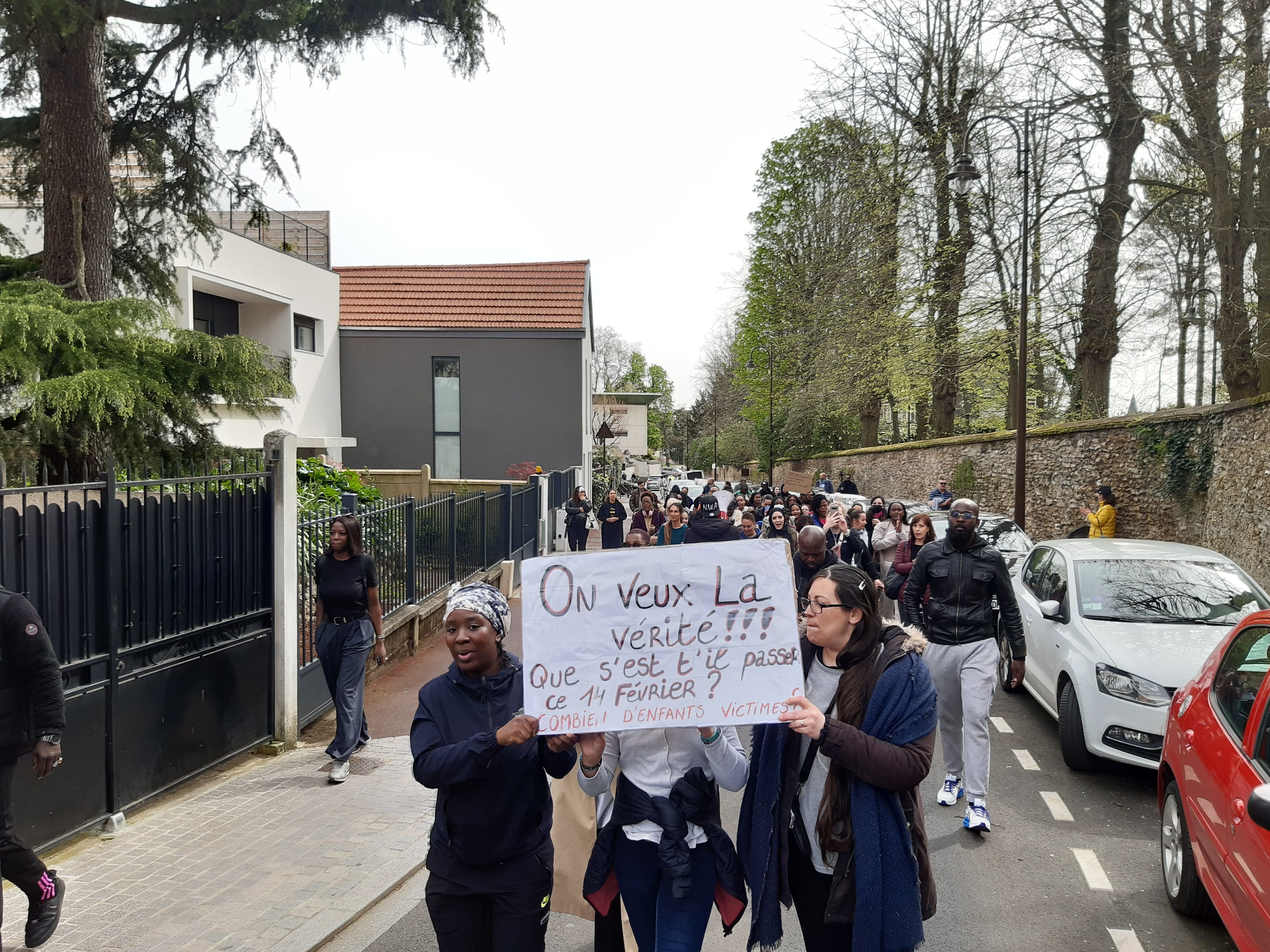 Châtenay-Malabry, ce samedi 6 avril. Les manifestants s’en prennent directement à la municipalité, alors que l'information de ces possibles agressions sexuelles ne leur est parvenue que tardivement. LP/Marjorie Lenhardt