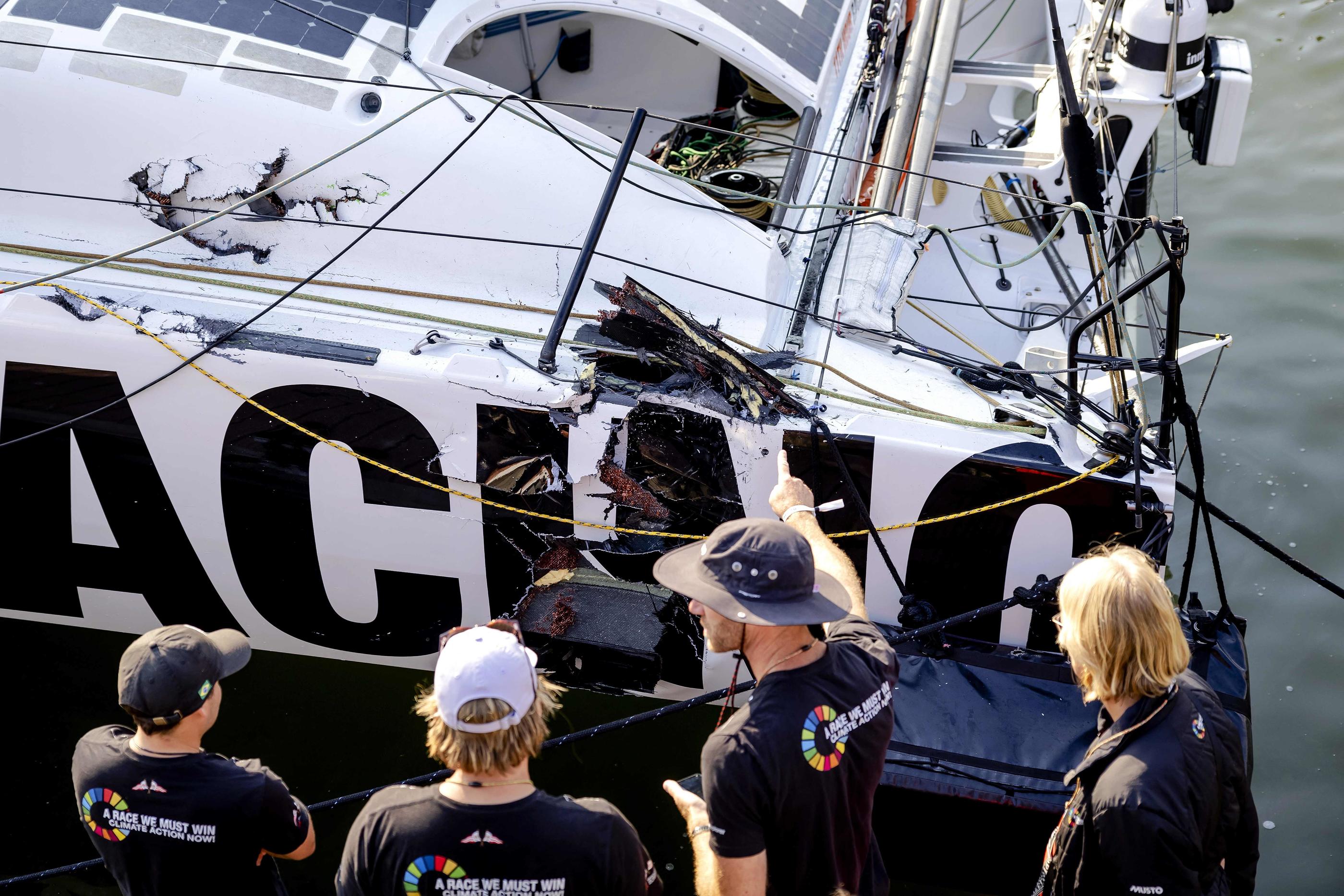 Le bateau leader a été victime de dommages importants. AFP/Robin van Lonkhuijsen