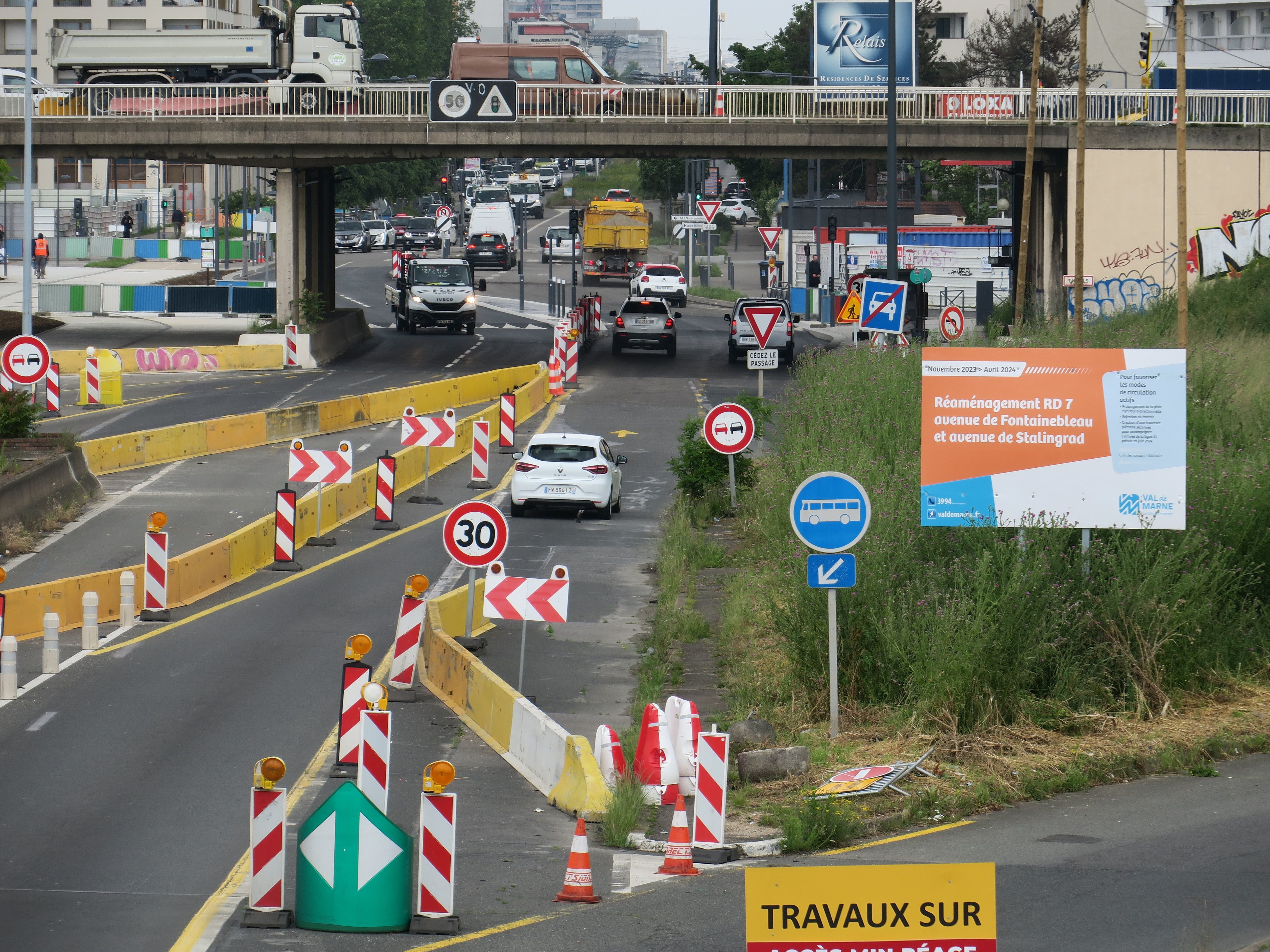 Thiais, le 22 mai 2024. Le conseil départemental du Val-de-Marne achève une nouvelle phase de travaux pour requalifier la D7 en boulevard urbain près du centre commercial Belle-Epine, de l'arrêt de tramway T7 et de la future station de métro Chevilly/Marché international. LP/Marine Legrand