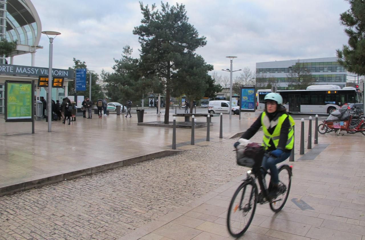 <b></b> Massy, le 19 novembre 2019. Le vélo tente de se faire une place dans la ville en tant que mode de transport comme ici aux abords du pôle multimodal.