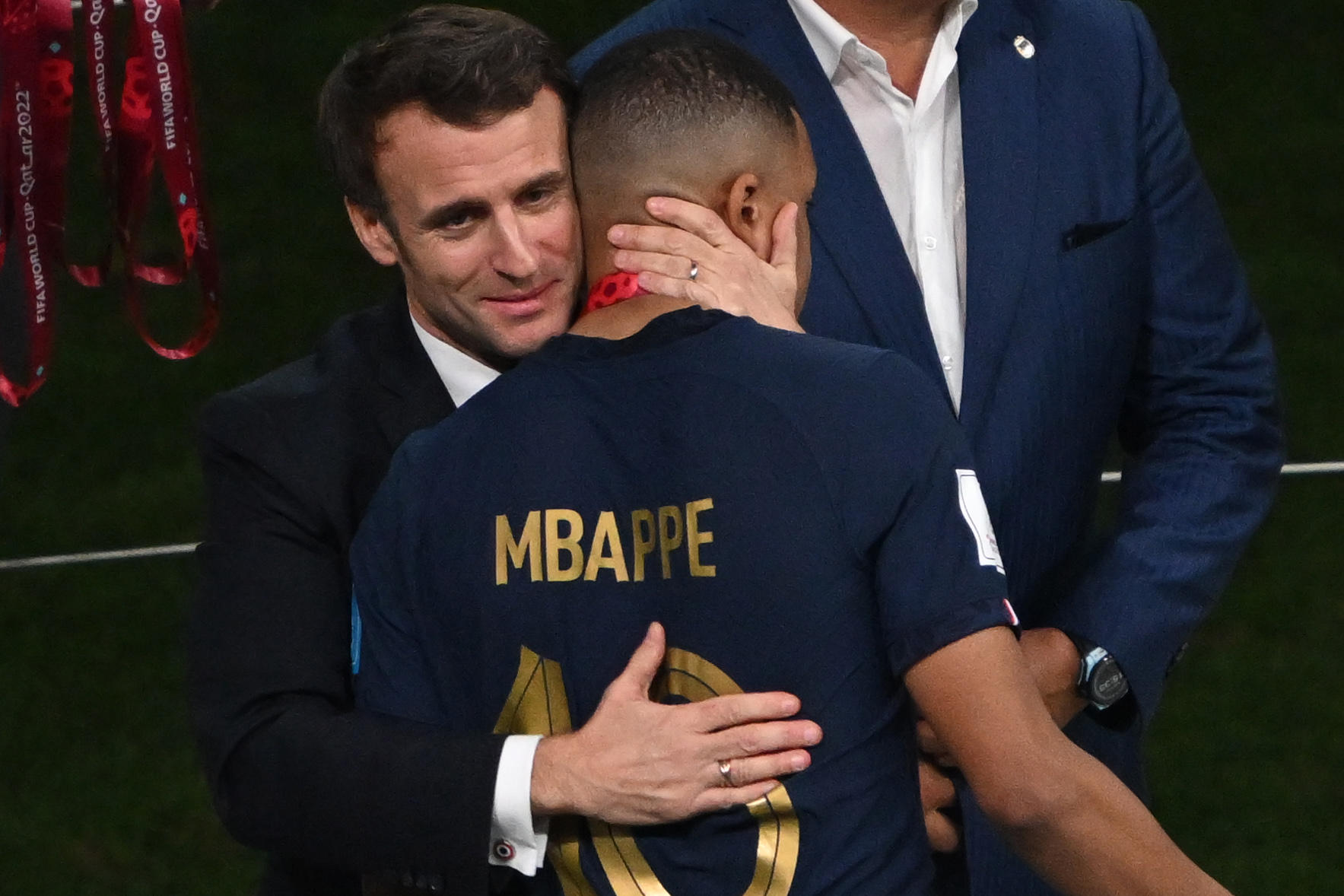 Emmanuel Macron avait longuement réconforté Kylian Mbappé après la défaite des Bleus en finale de Coupe du monde. ICON SPORT