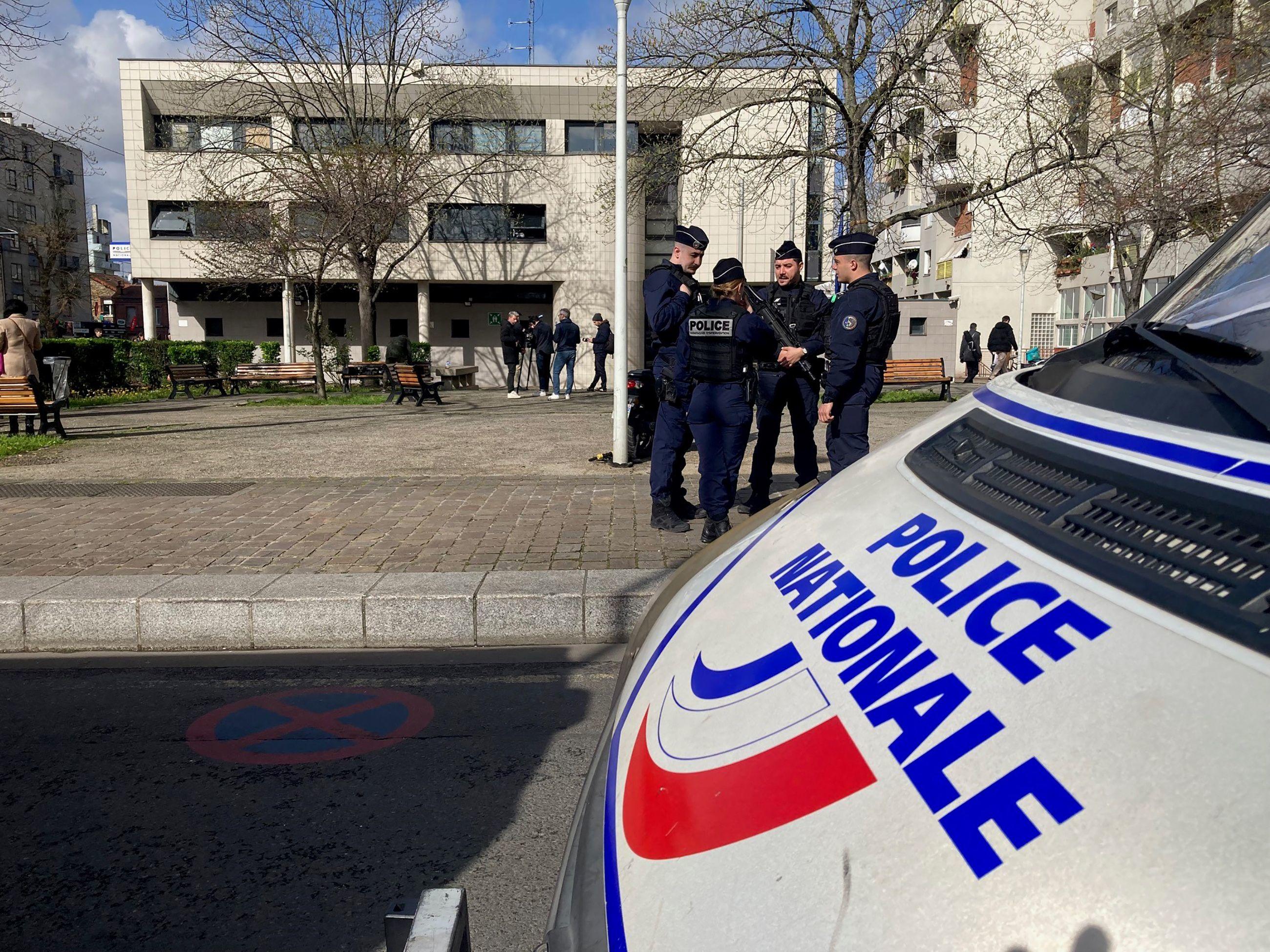 La Courneuve, ce lundi. Le préfet de police de Paris Laurent Nuñez a annoncé le déploiement d’un « très gros dispositif » policier pour sécuriser la ville et son commissariat. AFP/Clotilde Gourlet