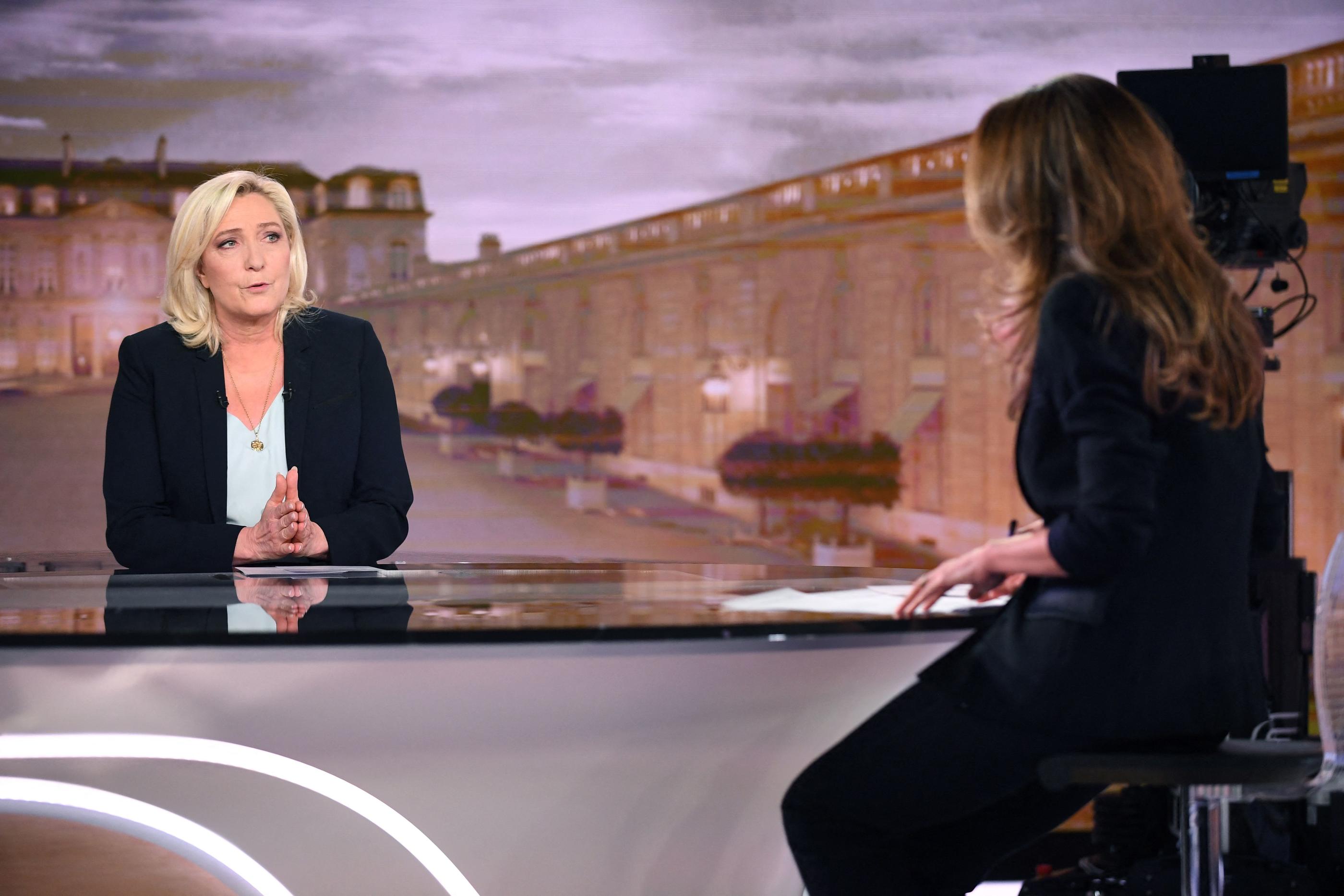 Marine Le Pen a répondu aux questions du 20 Heures de TF1 ce mardi soir.  JULIEN DE ROSA / AFP