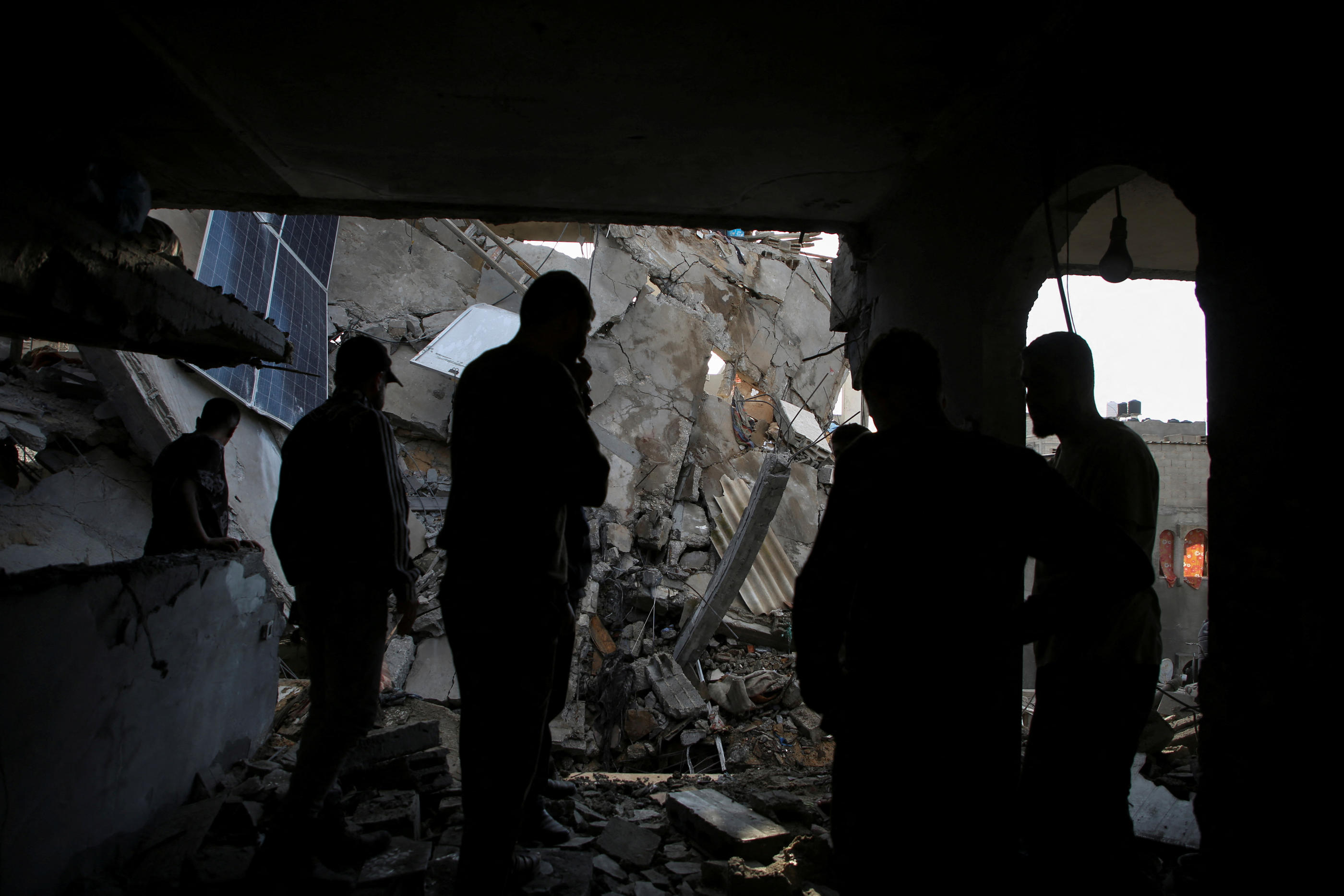 Des témoins et des sources sécuritaires palestiniennes ont fait état de frappes aériennes tard lundi et tôt mardi, ainsi que d’intenses tirs d’artillerie à travers la bande de Gaza, et plus particulièrement à Rafah et ses environs. REUTERS/Hatem Khaled