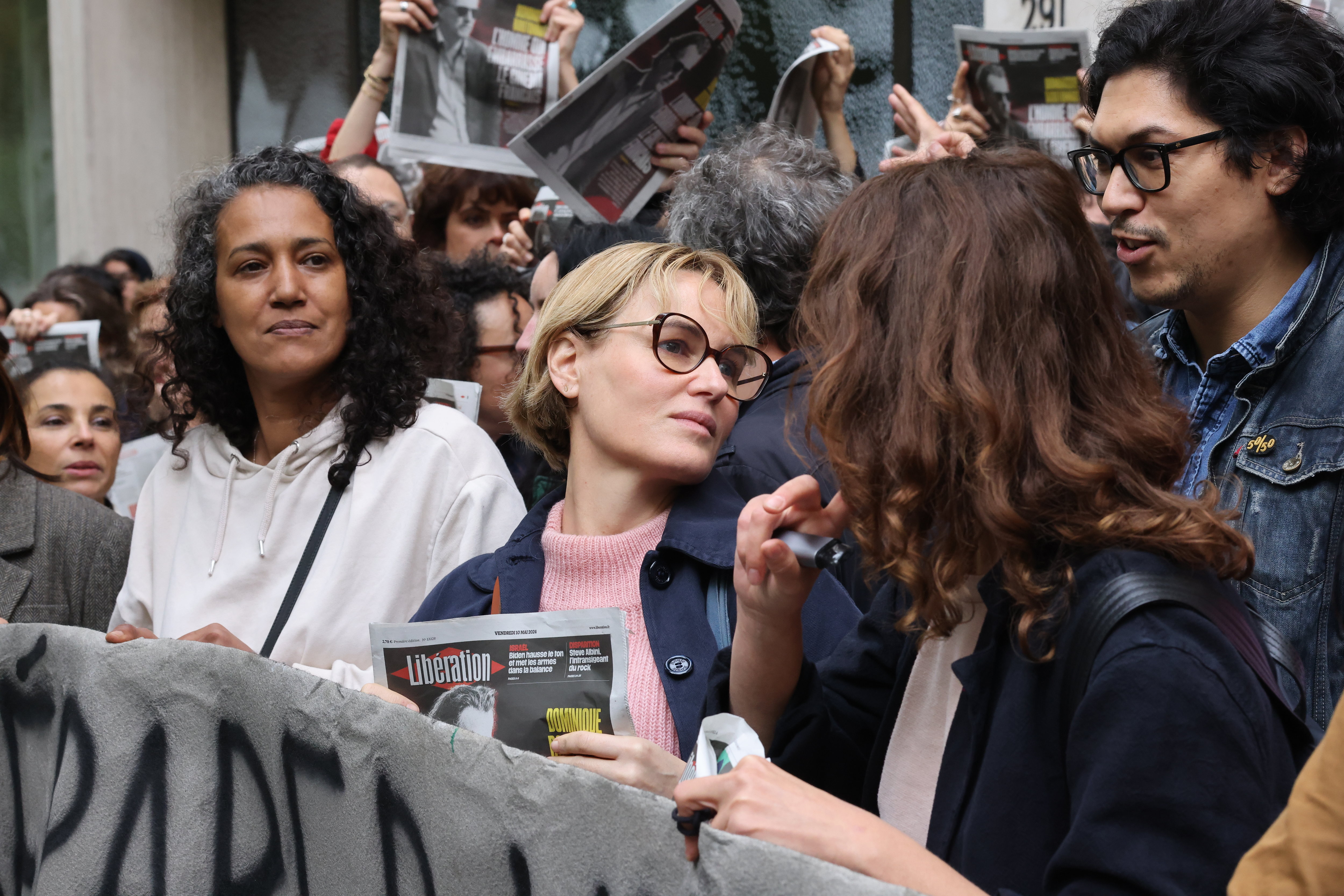 Judith Godrèche (au centre) a manifesté lundi devant le Centre national du cinéma (CNC). LP / Olivier Lejeune