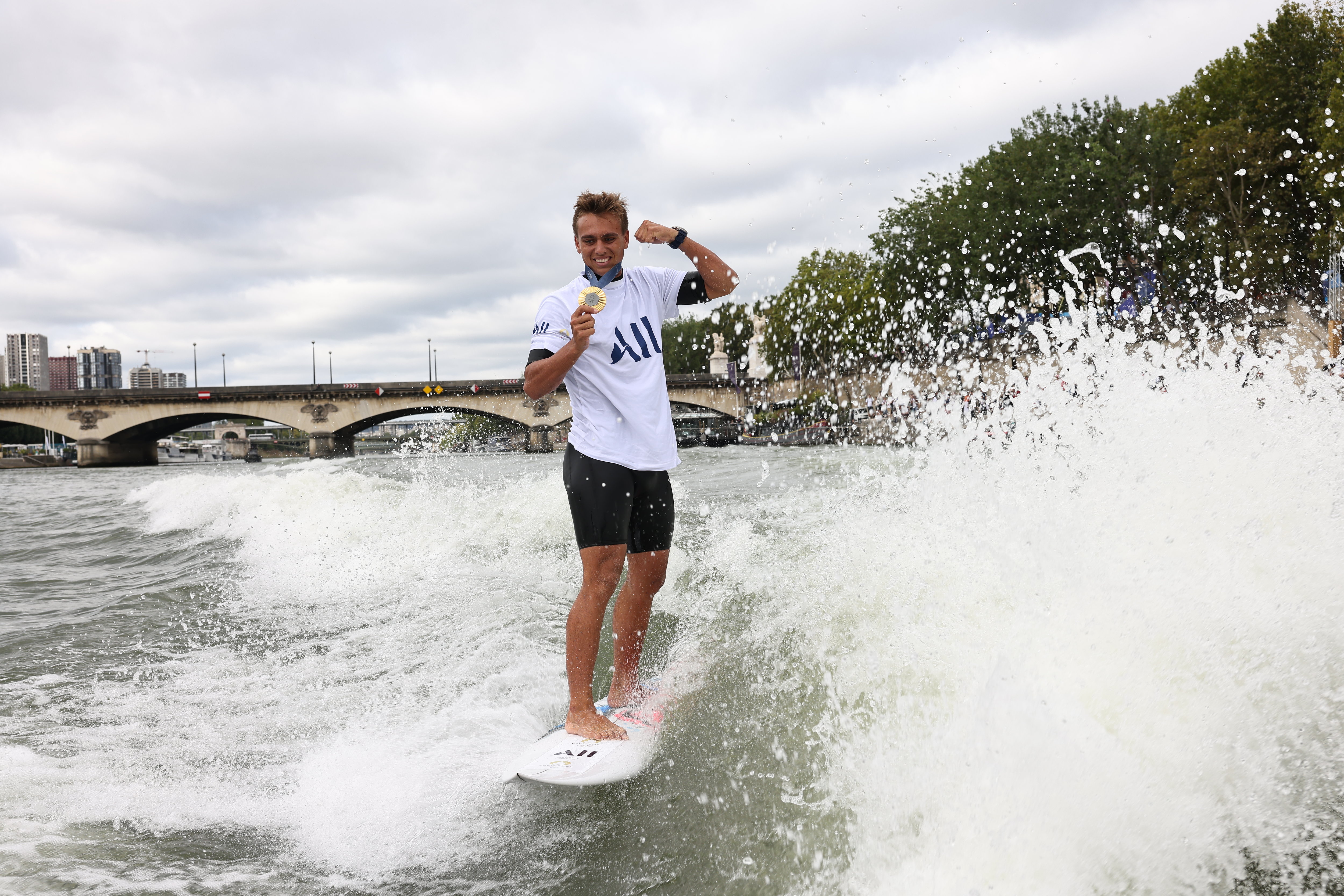 Le champion olympique est venu de Tahiti pour surfer sur la Seine avec sa médaille d'or, sous les yeux du public parisien. LP/Fred Dugit