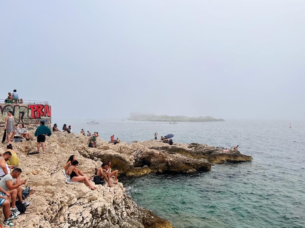 Après plusieurs jours de mistral, un épais brouillard est apparu ce samedi sur toute la cité phocéenne, réduisant la visibilité et les températures. LP/Léa Cornu