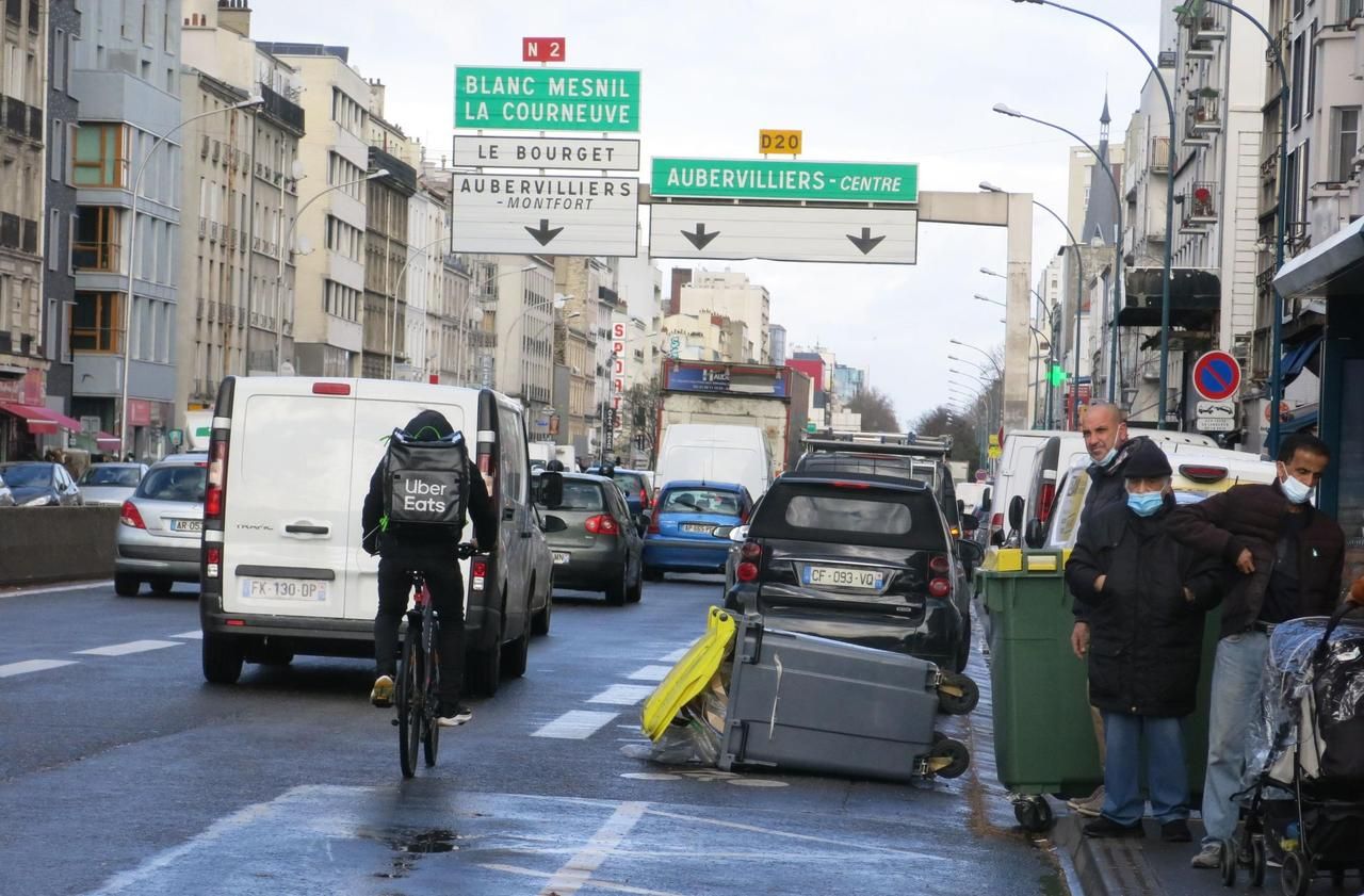 <b></b> Pantin (Seine-Saint-Denis), avenue Jean-Jaurès, jeudi 11 mars. Les cyclistes ne sont pas les bienvenus sur la départementale 932 (ex-nationale 2). La piste cyclable provisoire qui y a été aménagée est envahie par les voitures en double file.