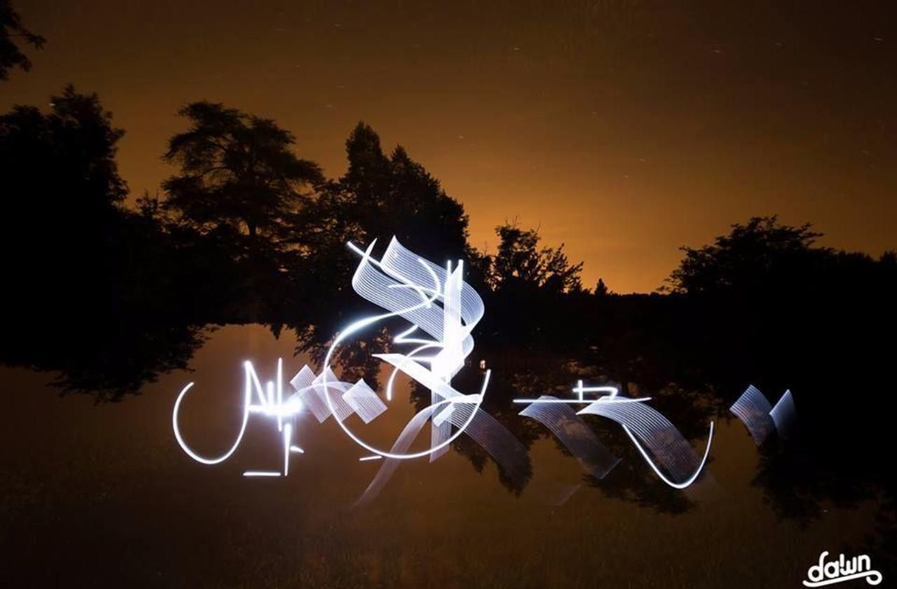 <b></b> L’artiste Dawn maîtrise la technique photographique du lightpainting 