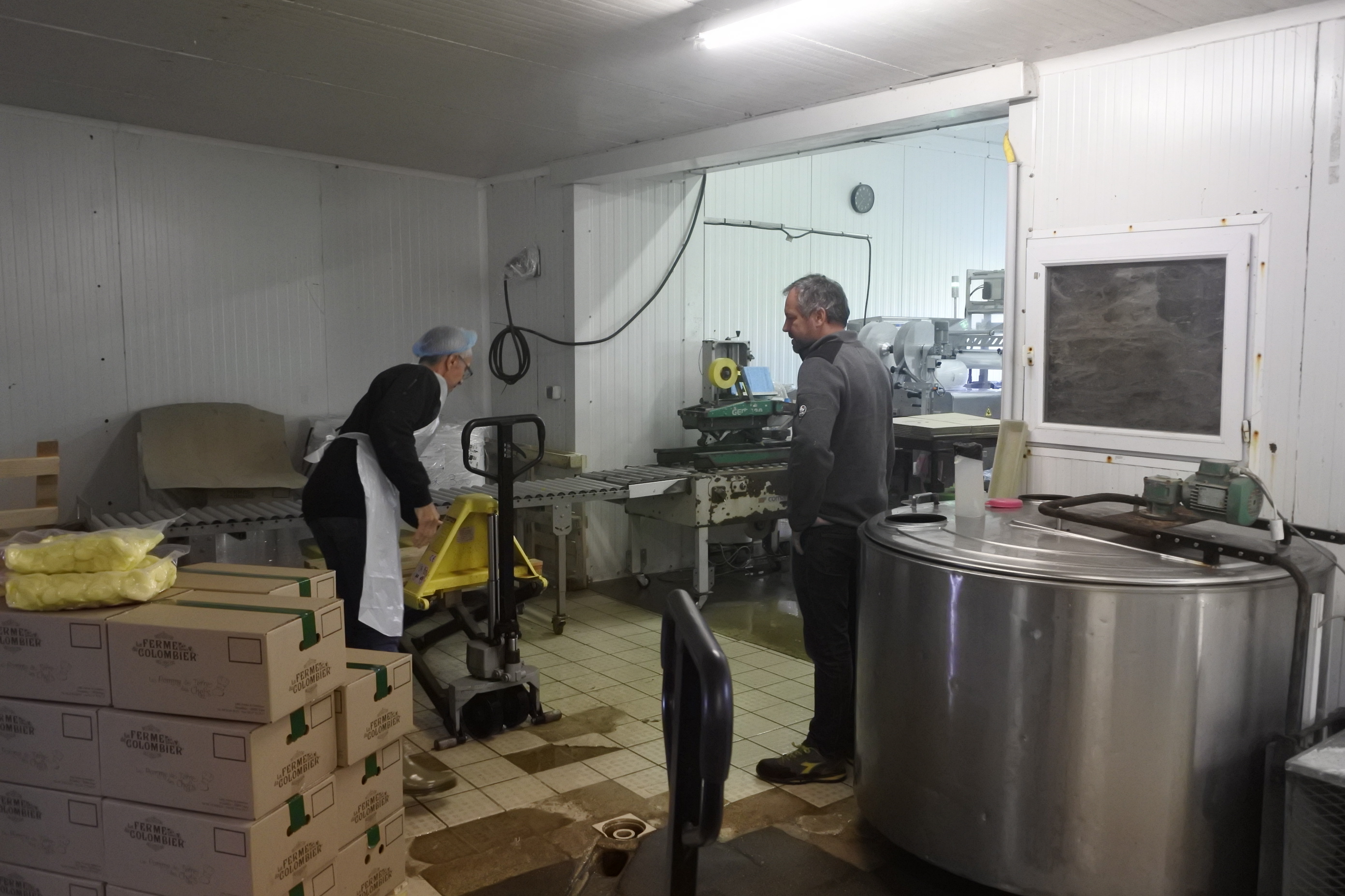 Matthieu Bonnet (à droite) supervise l'un de ses employés dans la salle de lavage et coupe des frites, qui seront ensuite expédiées au Stade de France. LP/Gilles Motteau