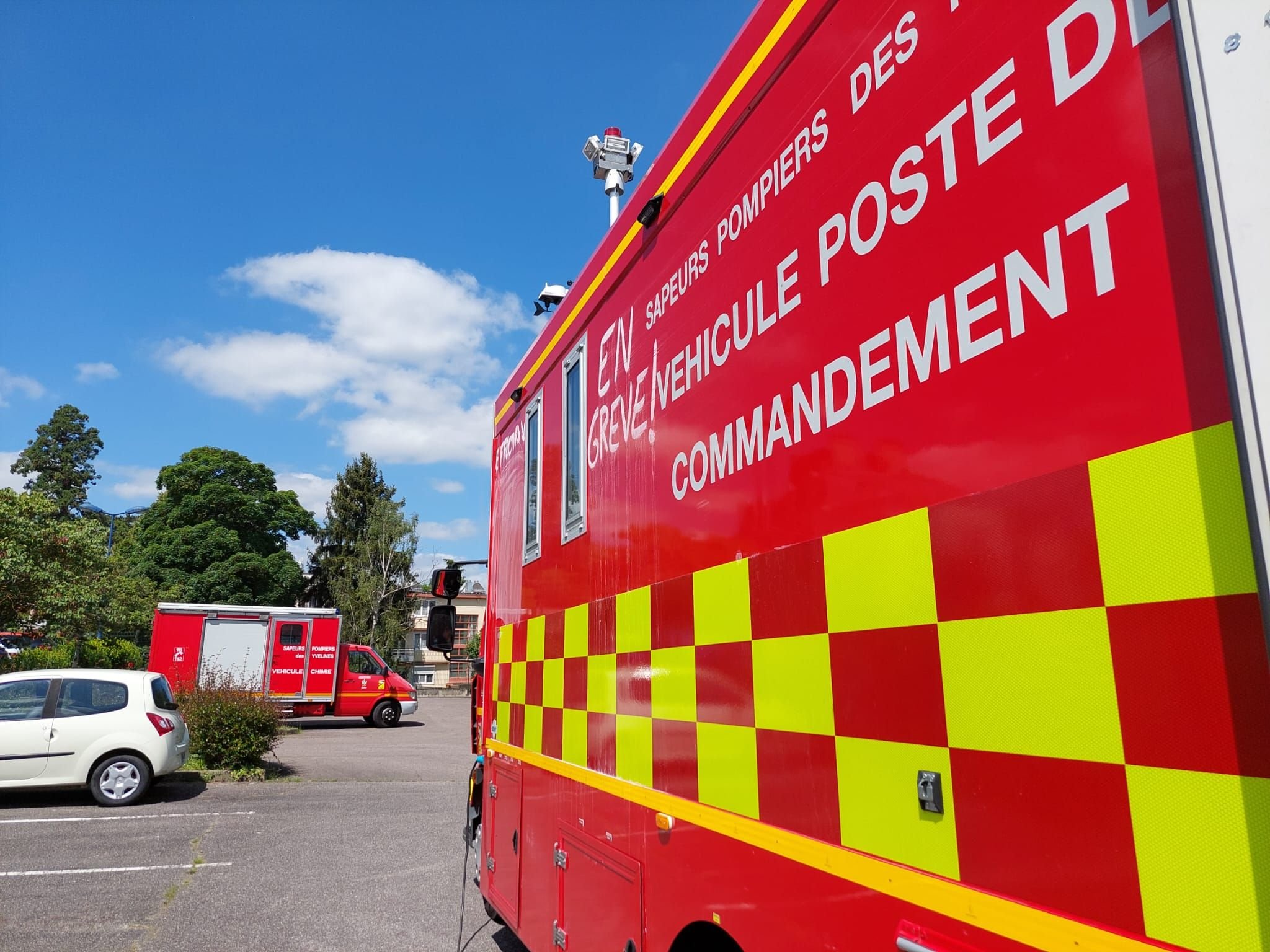 Epône, vendredi 7 juin 2024. Une forte odeur au réveil interroge ce vendredi matin à Epône, Mézières-sur-Seine et Aubergenville. Les pompiers des Yvelines ont dépêché leur cellule mobile d’intervention chimique.