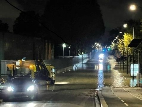 Maisons-Alfort (Val-de-Marne), dans la nuit de vendredi à samedi 21 octobre. Une canalisation d'eau a cédé au niveau du pont qui relie la commune à Joinville. DR