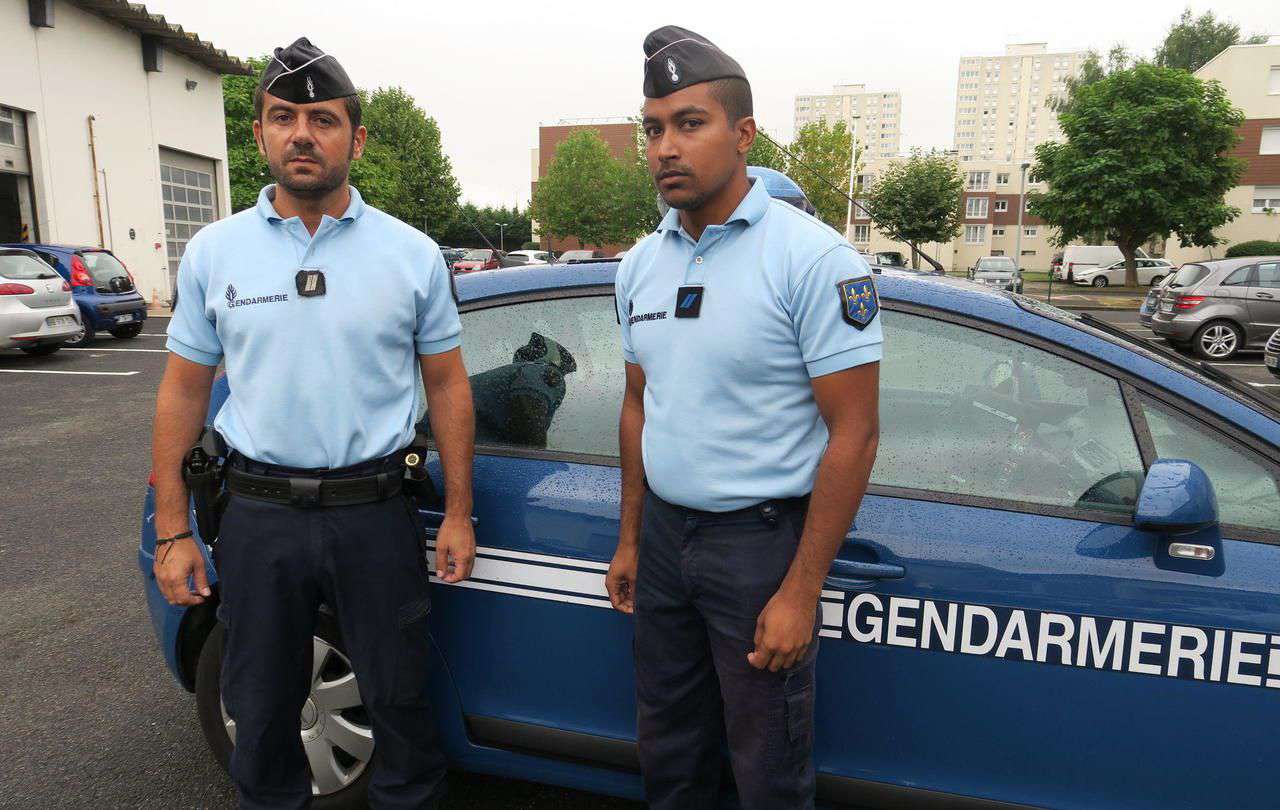 <b></b> Melun, groupement de gendarmerie, lundi matin. Bastien (à gauche) et Sylvain sont intervenus jeudi dernier sur une disparition à Presles-en-Brie. 