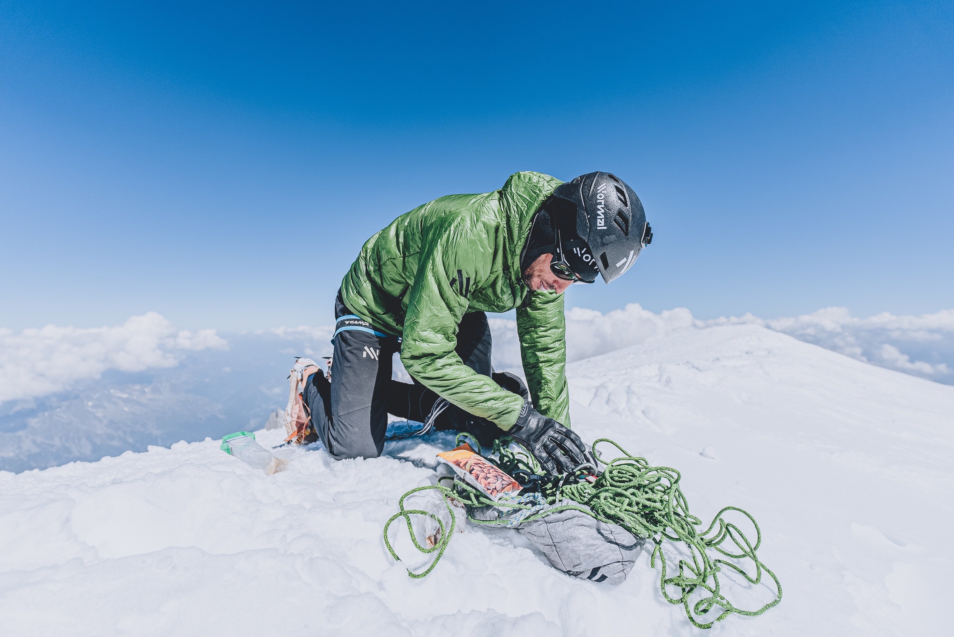 Kilian Jornet, ici lors de son passage dans le massif du Mont Blanc, vient d'écrire une page de l’histoire de l’alpinisme. DR/Noa Barrau