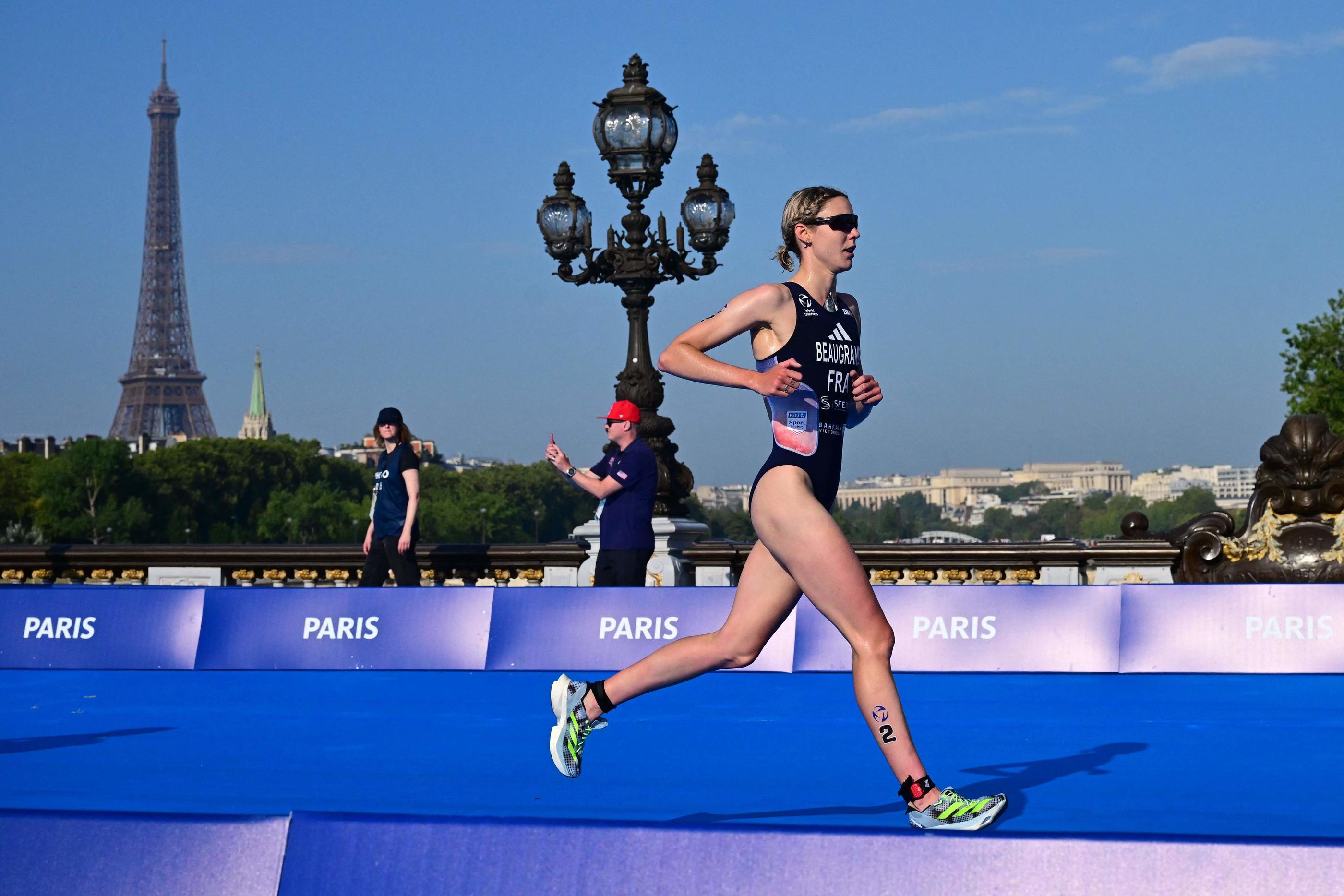 La triathlète Cassandre Beaugrand a pris la deuxième place du Test Event organisé à Paris ce jeudi. Elle décroche sa qualification pour les Jeux olympiques. Emmanuel DUNAND/AFP