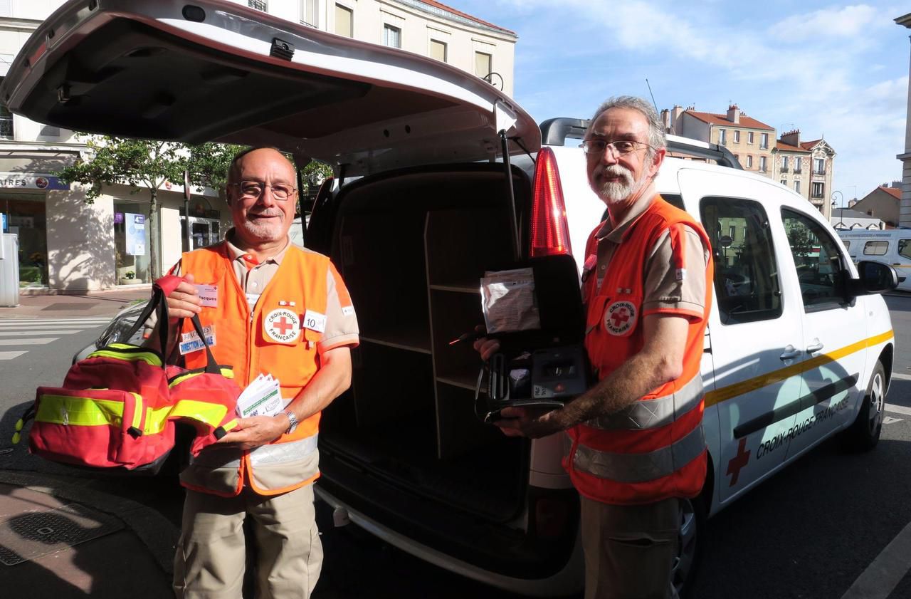<b></b> Jean-Jacques Matern, président et Joël Boisseuil, secrétaire de la Croix Rouge de Saint-Maur sont fiers que leur unité locale soit la première en France à avoir équipé un véhicule pour les formations aux premiers secours à domicile. 