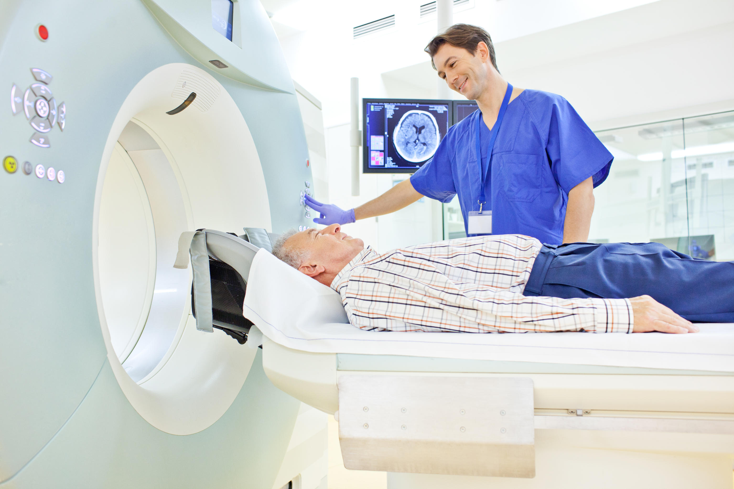 Les patients, éveillés pendant l’intervention, sont allongés dans un système d’imagerie par résonance magnétique (IRM), pour localiser la cible (Illustration). IStock/Luis Alvarez