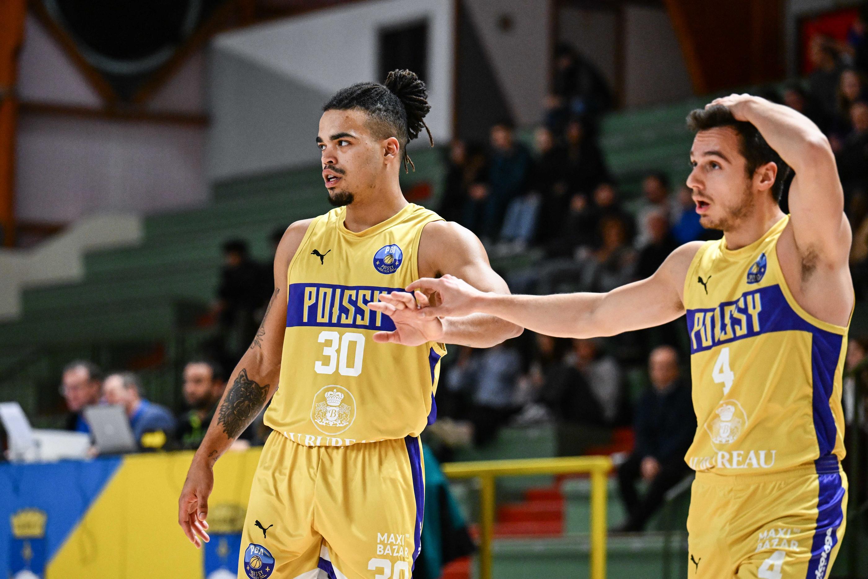 Les jaune et bleu du Poissy Basket, ici Noah Burrel et Etienne Rouyre, espèrent retrouver leur splendeur d'antan. Icon Sport/Anthony Dibon