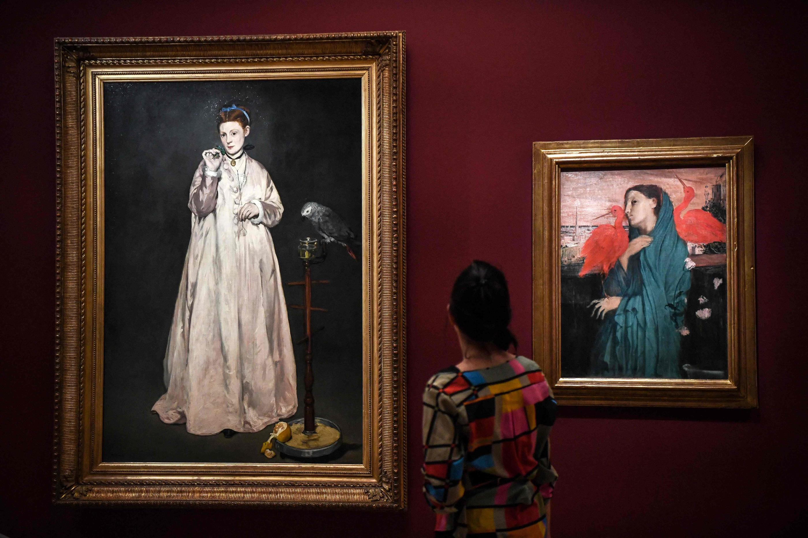 « La Femme au perroquet » d'Edouard Manet et la « Jeune femme à l'ibis » d'Edgard Degas, au musée d'Orsay le 24 mars, avant l'ouverture de l'exposition au public ce mardi. AFP/Christophe Archambault