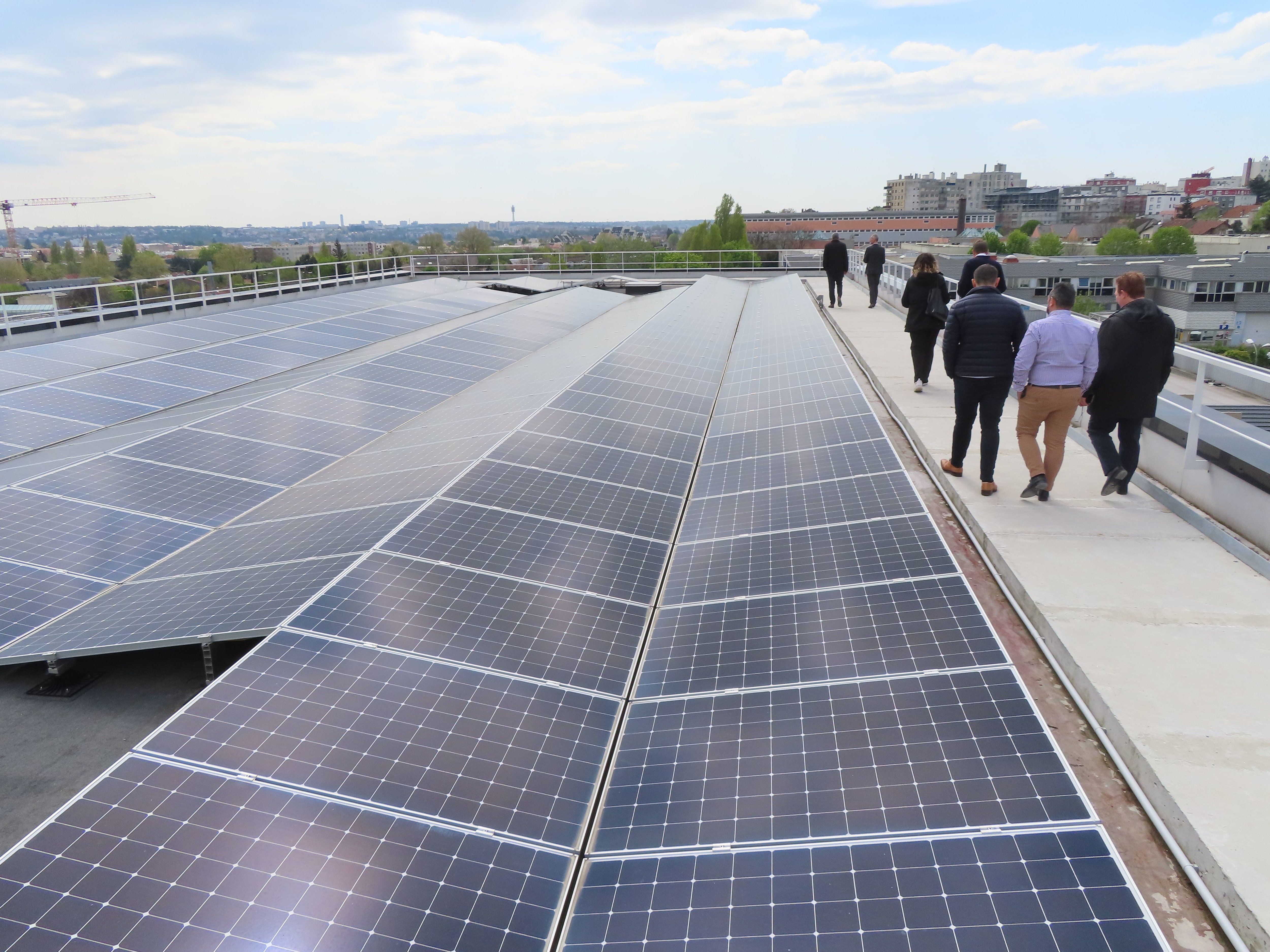 Fontenay-sous-Bois, ce jeudi. Sur le toit du nouvel immeuble de bureaux, Hélia, qui accueillera 630 employés, plus de 600m2 de panneaux photovoltaïque alimentent le bâtiment. LP/Sylvain Deleuze