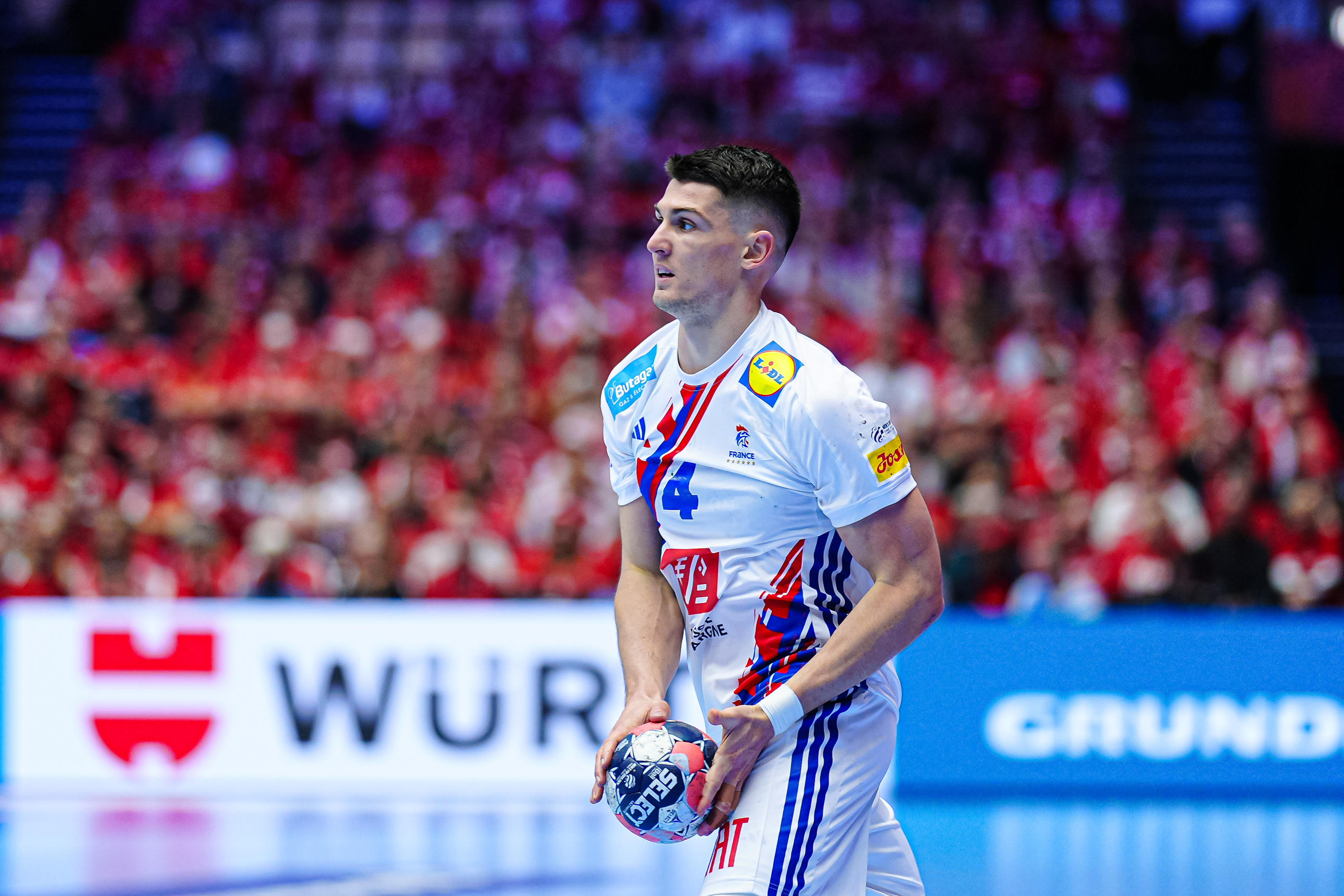 Jamel Debbouze, Élise Lucet, Vincent Cassel… de fausses interviews de  célébrités font la promotion de sites de cryptomonnaies - Le Parisien