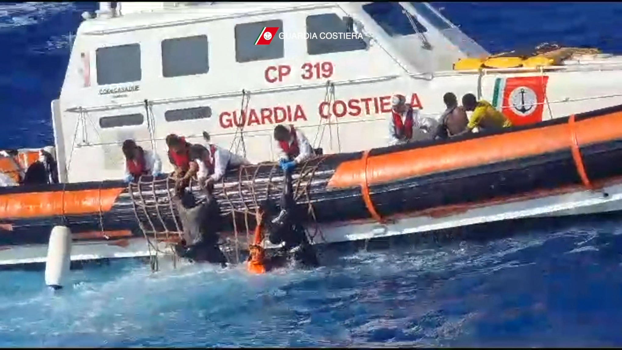 Des gardes côtes italiens tentent de sauver des migrants en difficulté au large de Lampedusa en Italie. Le 6 août 2023
