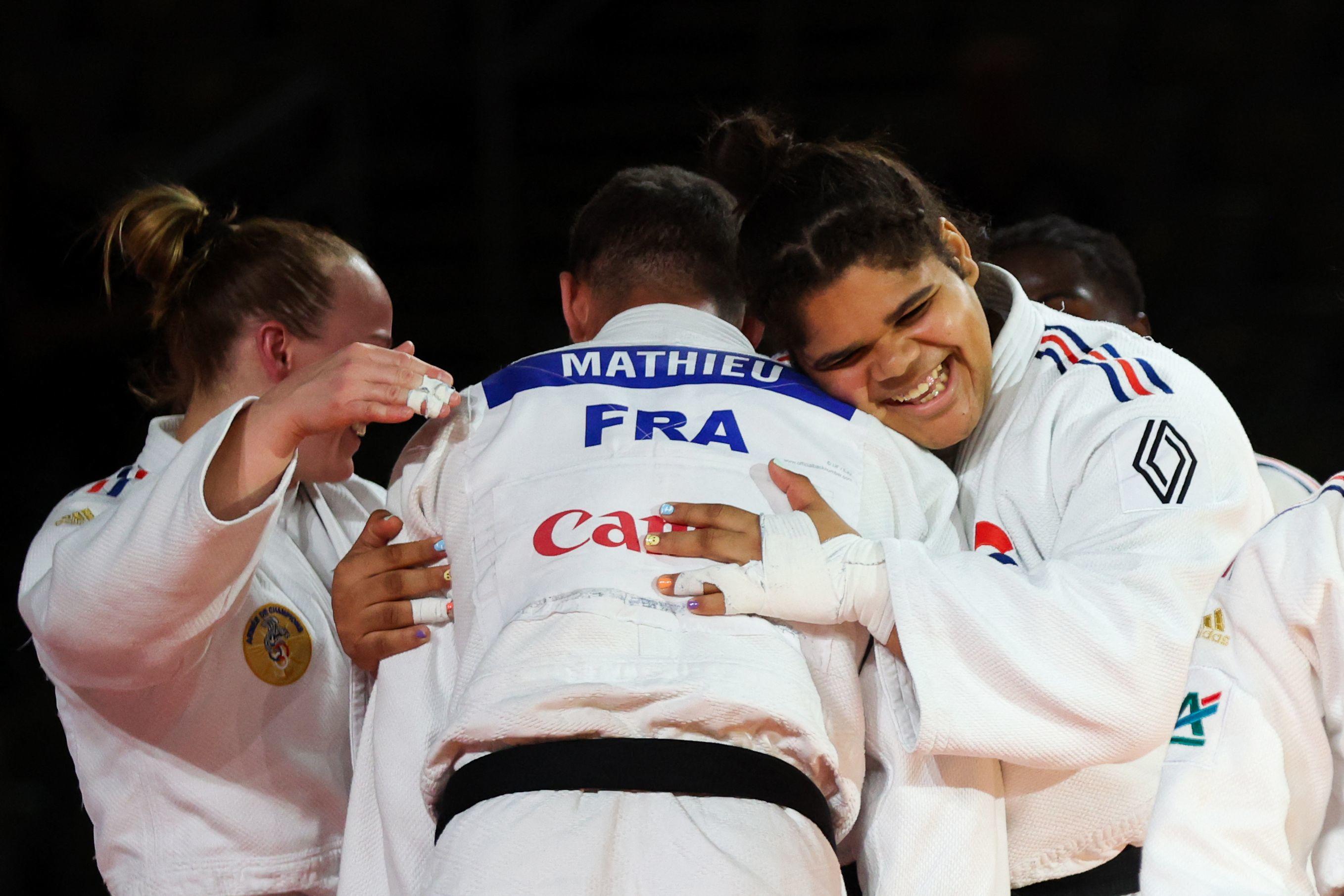 L'équipe de France a remporté la médaille d'or de l'épreuve par équipe mixte. AFP/Damir SENCAR