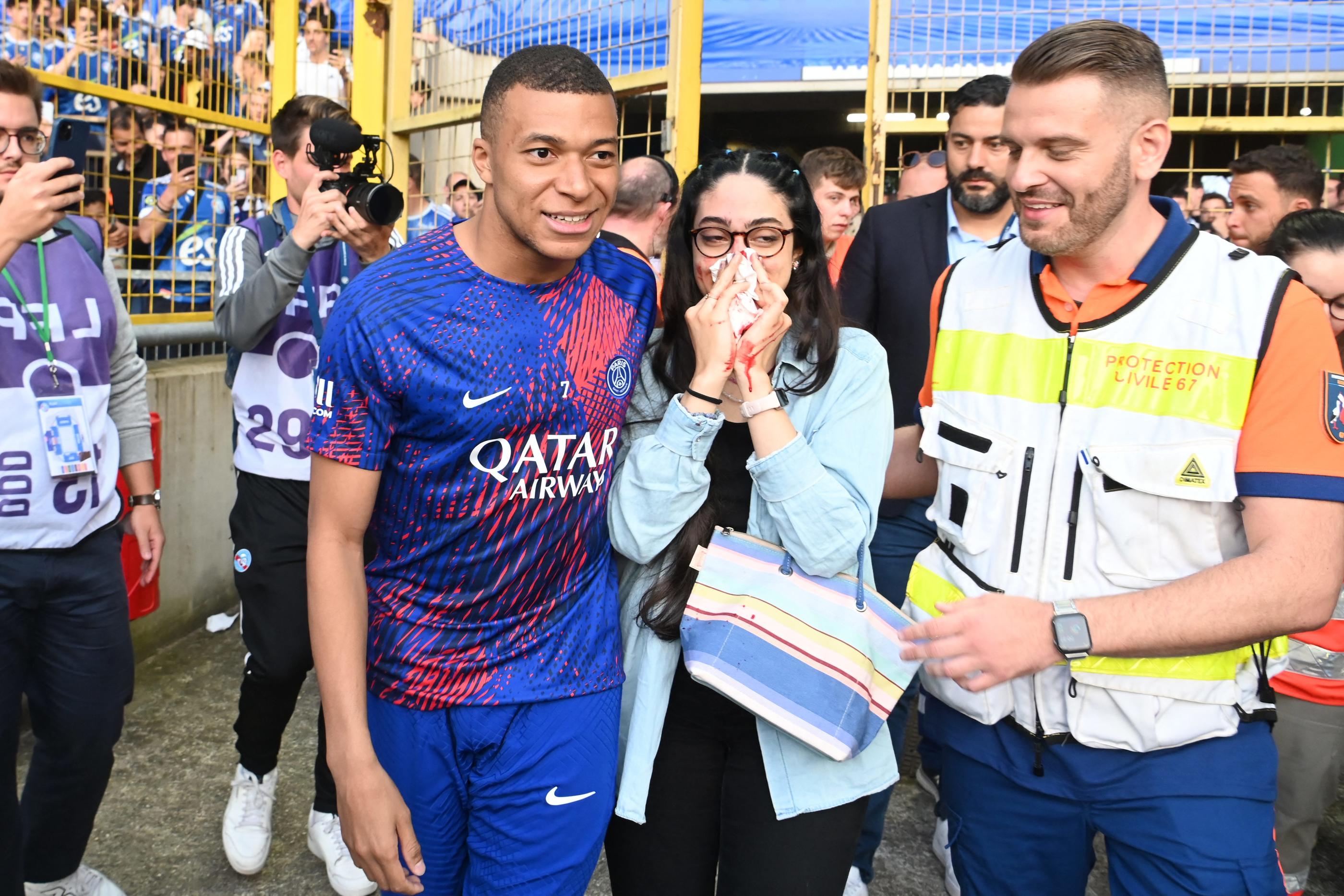 Kylian Mbappé a pris des nouvelles de la spectatrice qu'il a blessé avant le match contre Strasbourg. ©PHOTOPQR/DNA/Franck KOBI