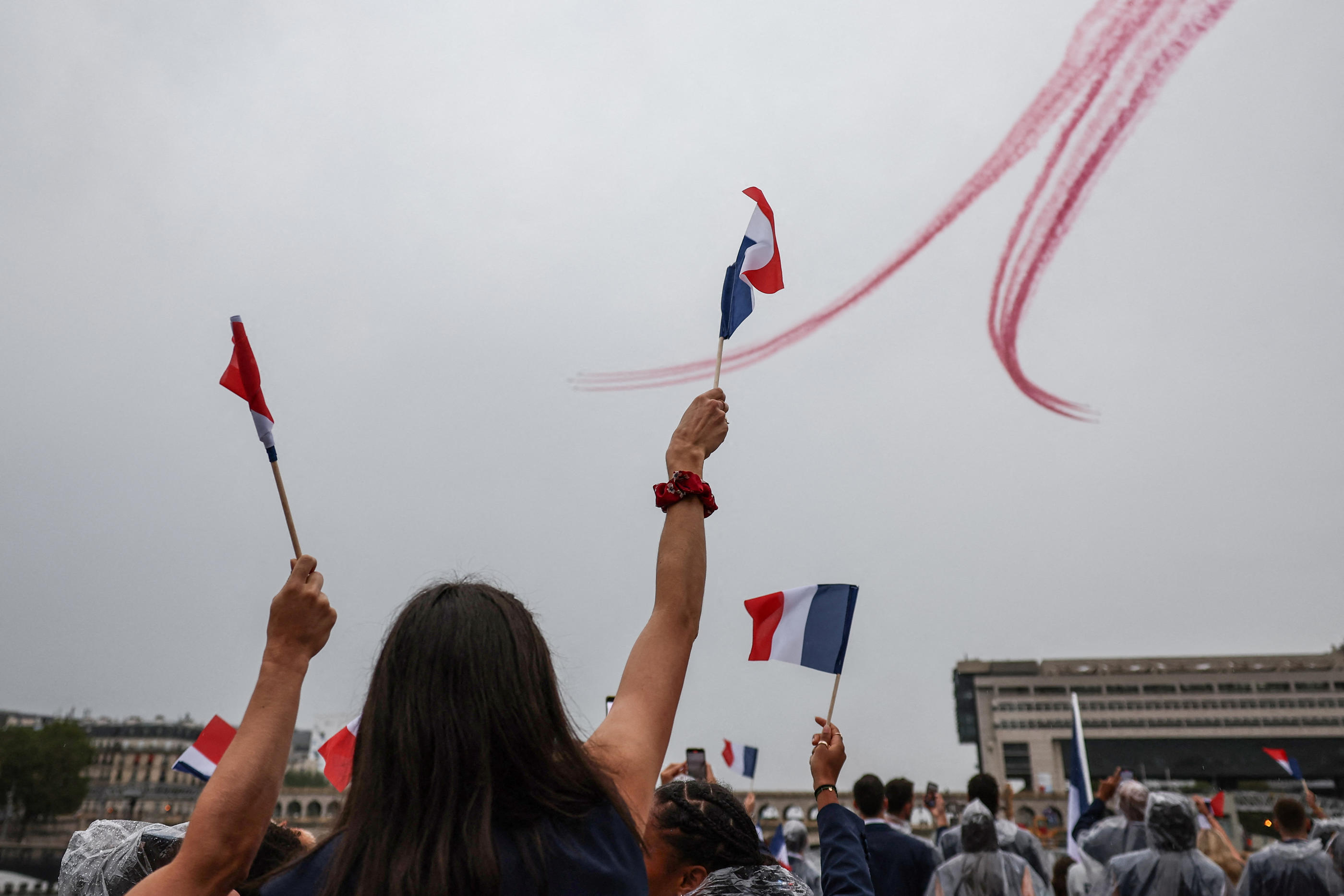 La Patrouille de France a fait le show dans le ciel parisien pour la cérémonie d'ouverture des JO. AFP/FRANCK FIFE